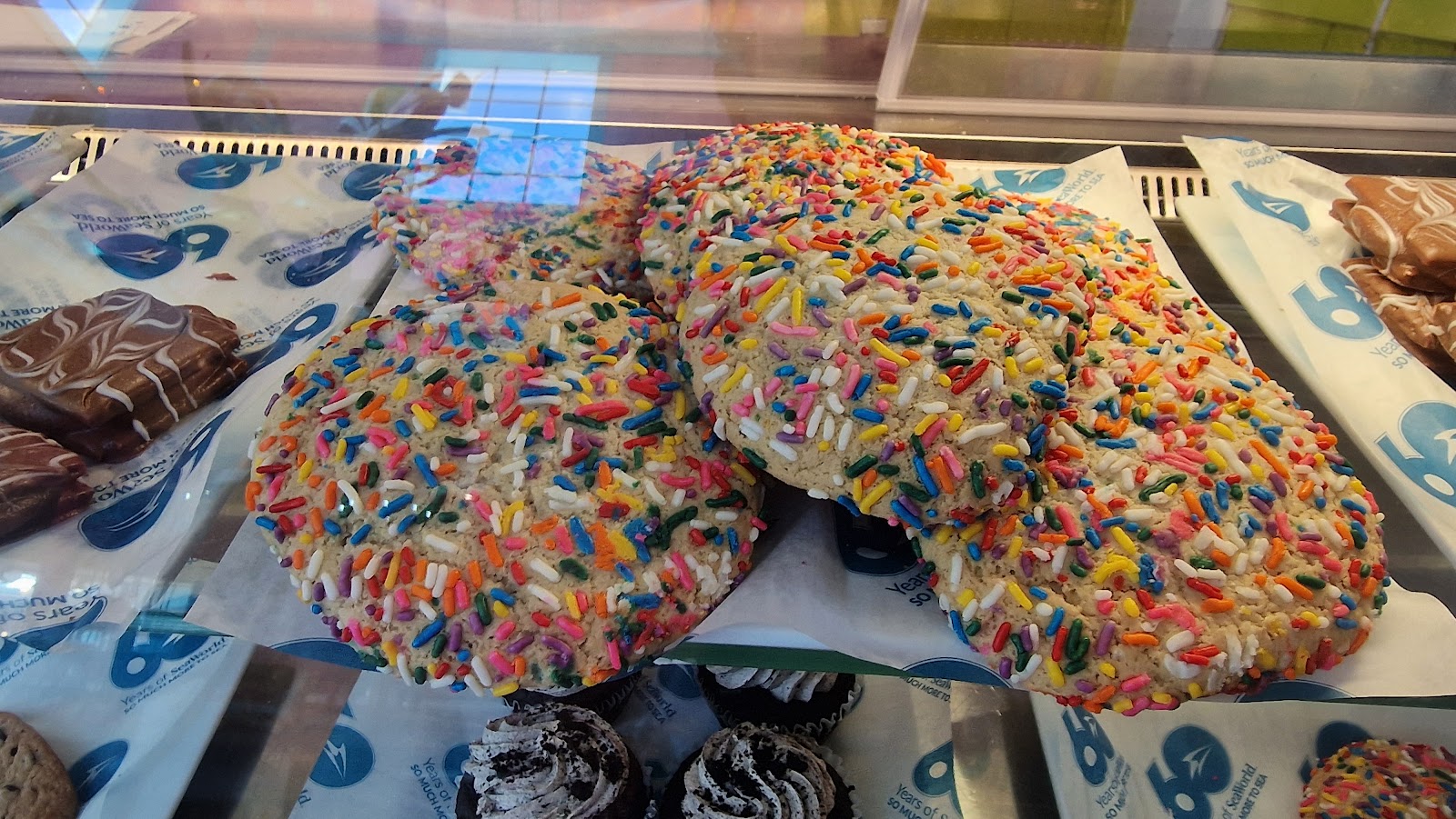 Sweet Sailin' Candy Shop — Oficiais