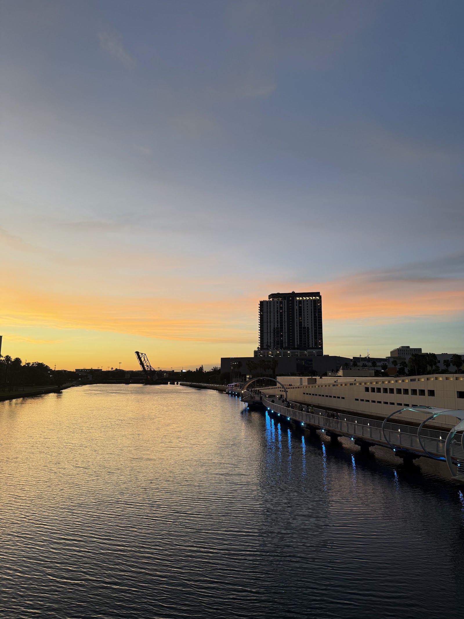 Tampa Riverwalk — Oficiais