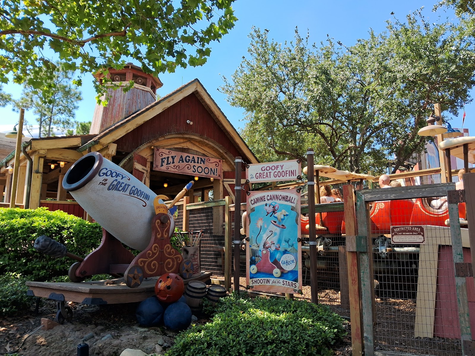 The Barnstormer — Oficiais