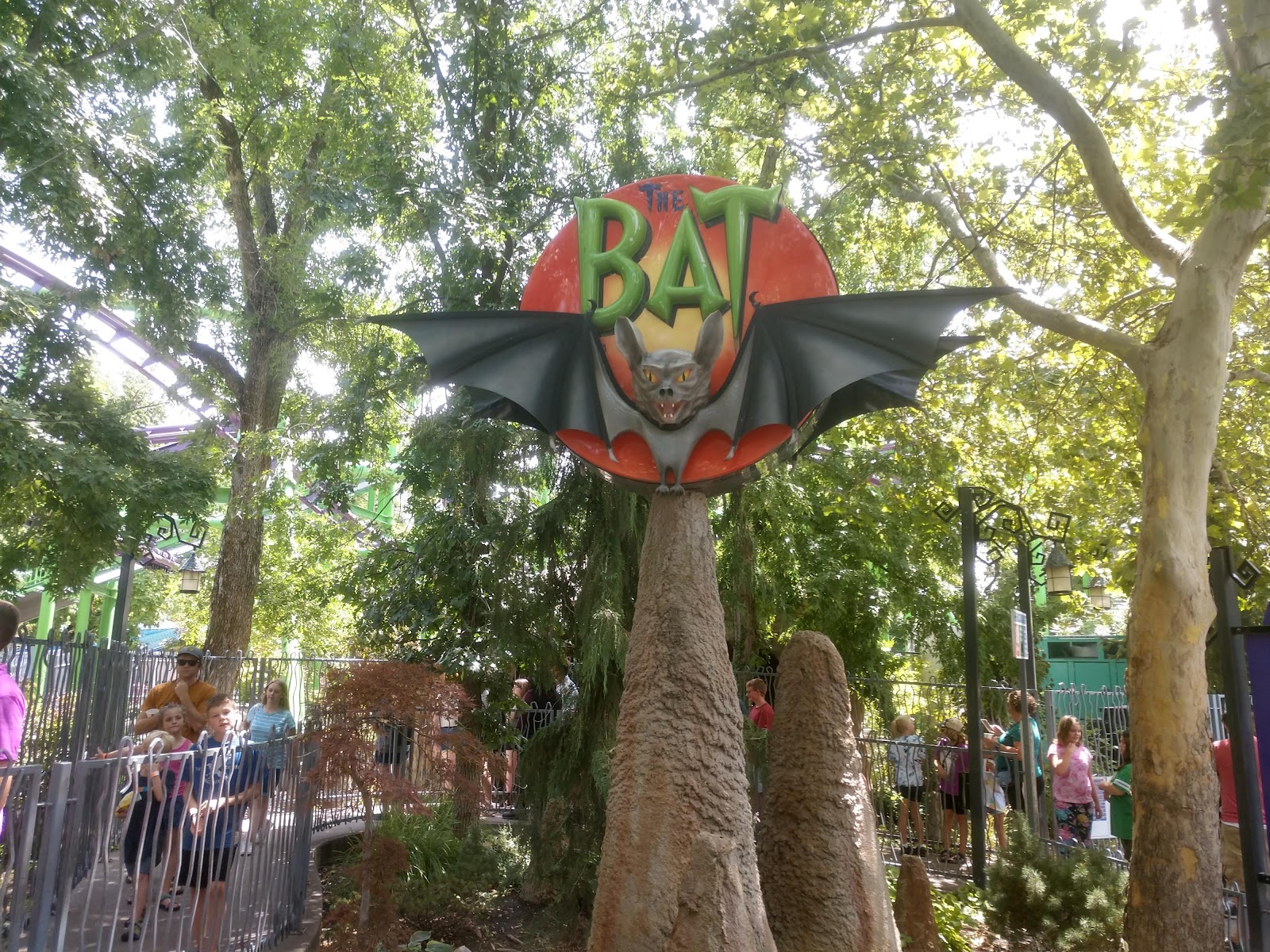 The Bat — Oficiais