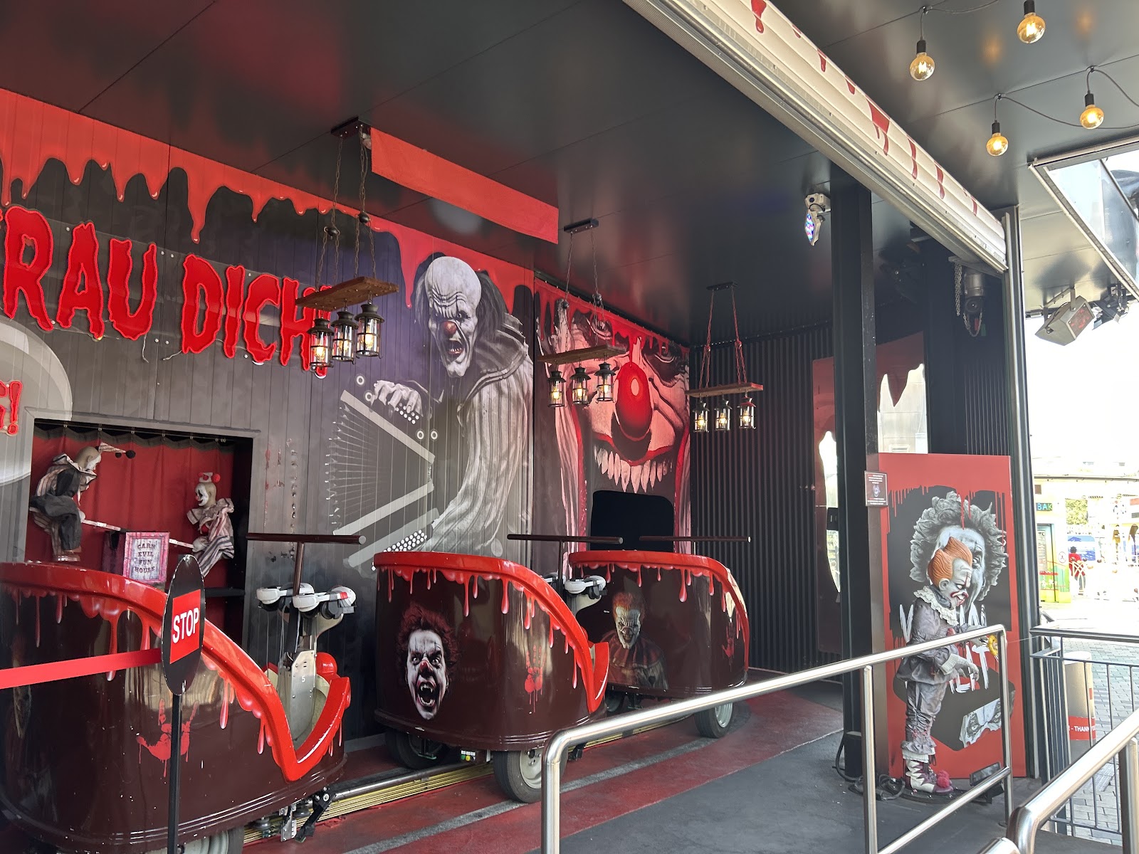 The Clown — Oficiais
