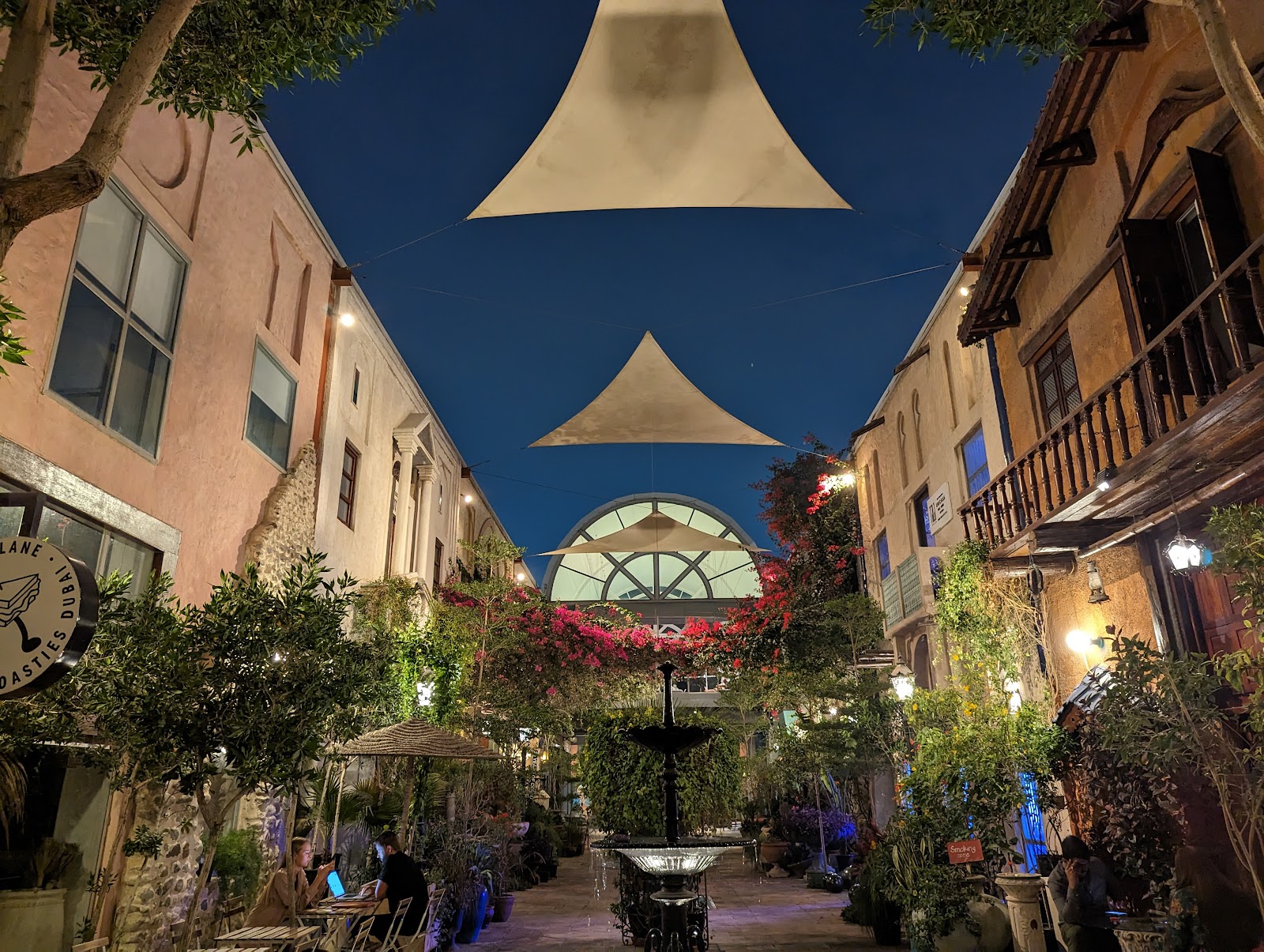 The Courtyard — Oficiais