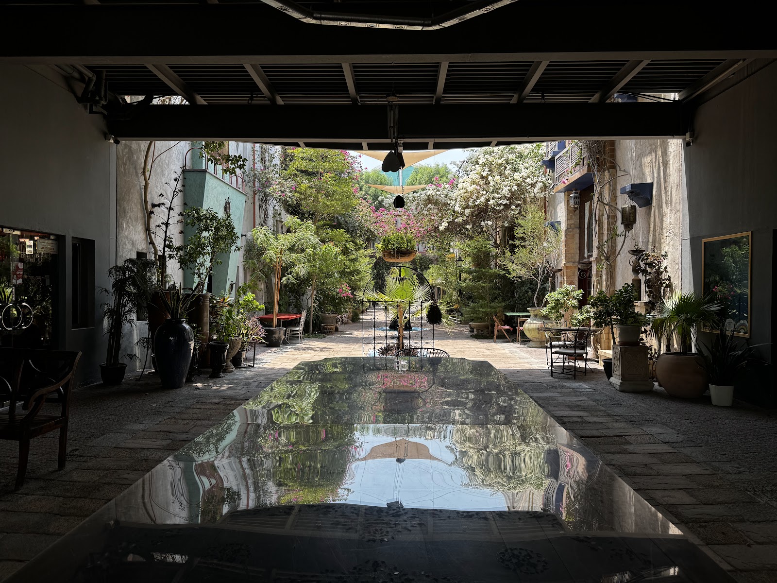 The Courtyard — Oficiais