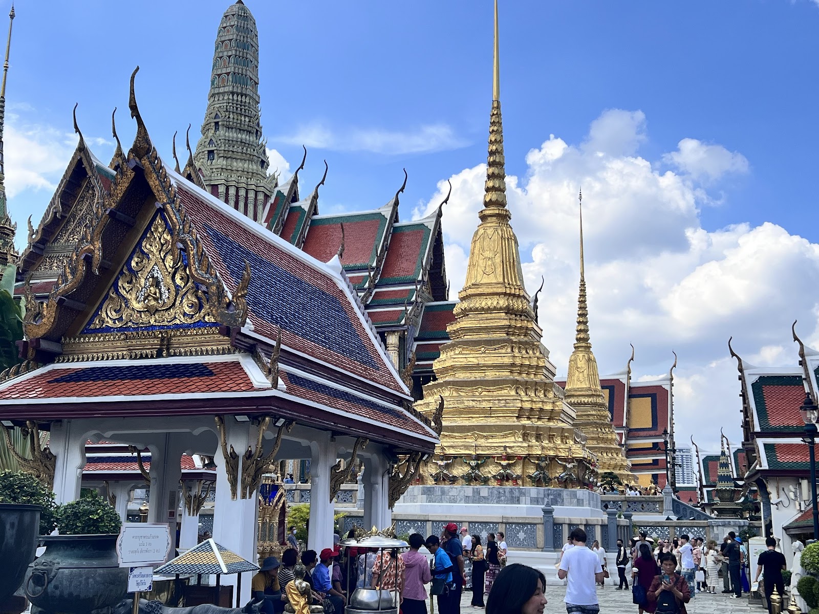 The Grand Palace — Oficiais