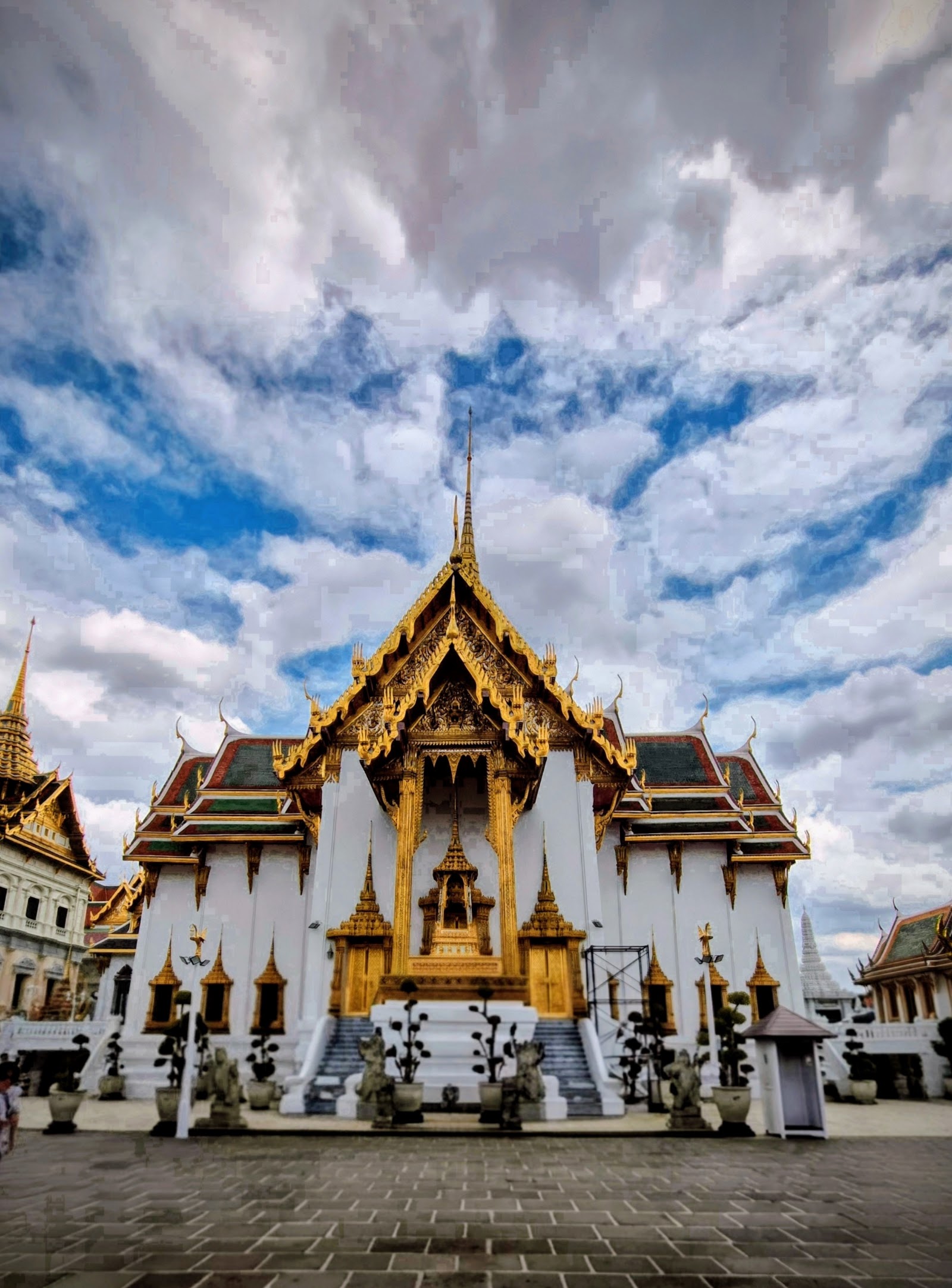 The Grand Palace — Oficiais