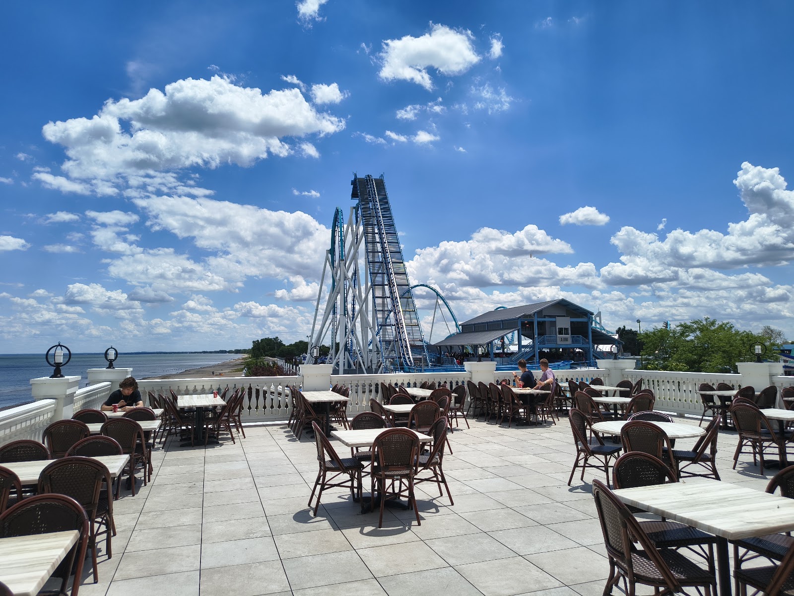 The Grand Pavilion — Oficiais