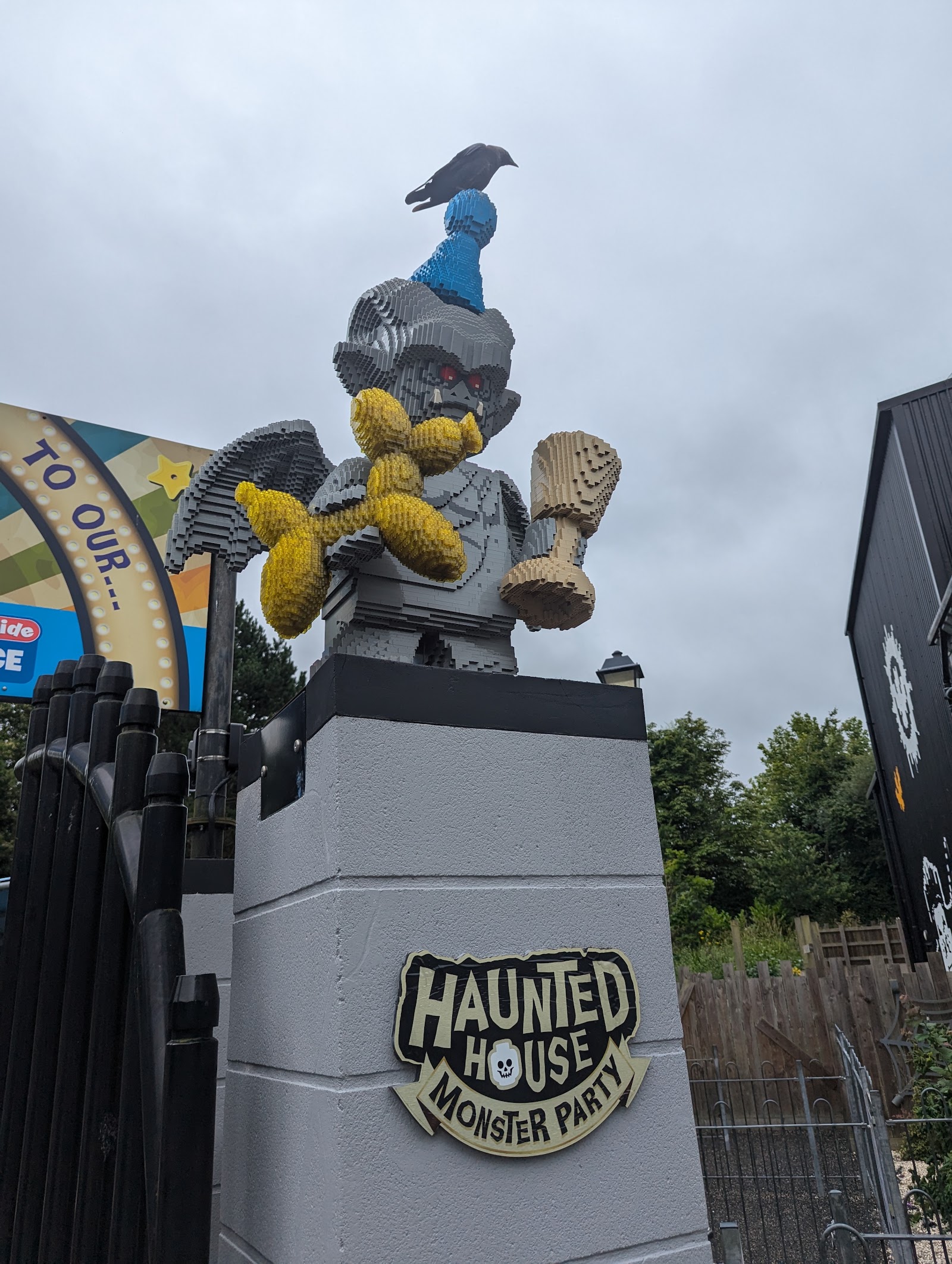 The Haunted House Monster Party — Oficiais