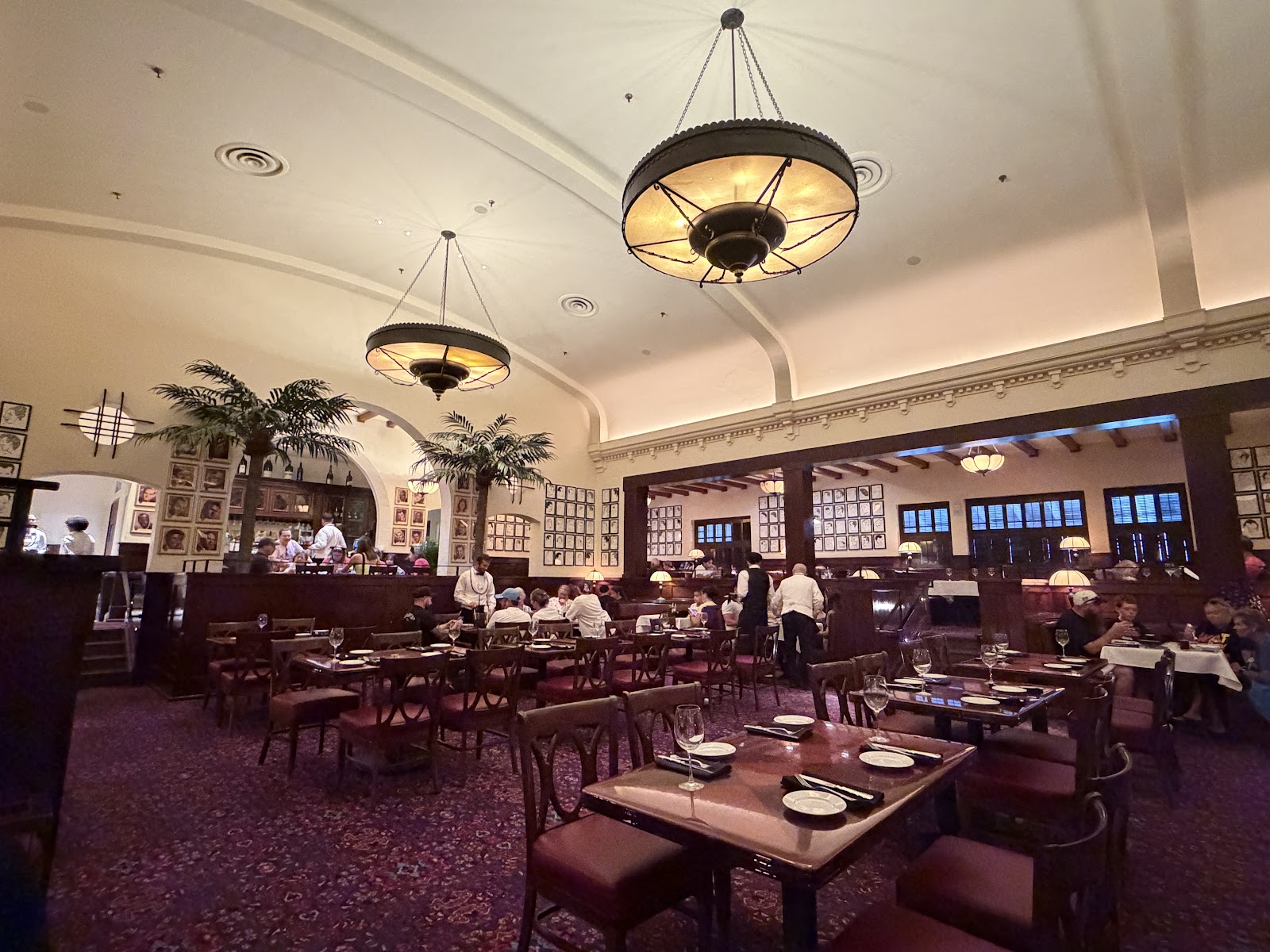 The Hollywood Brown Derby — Oficiais
