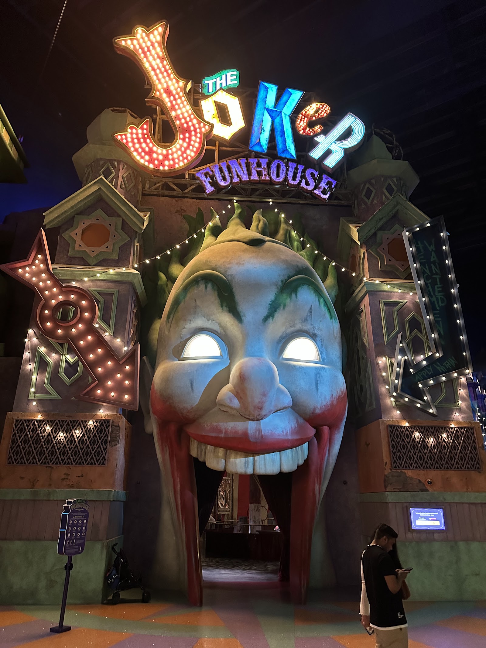 The Joker Funhouse — Oficiais