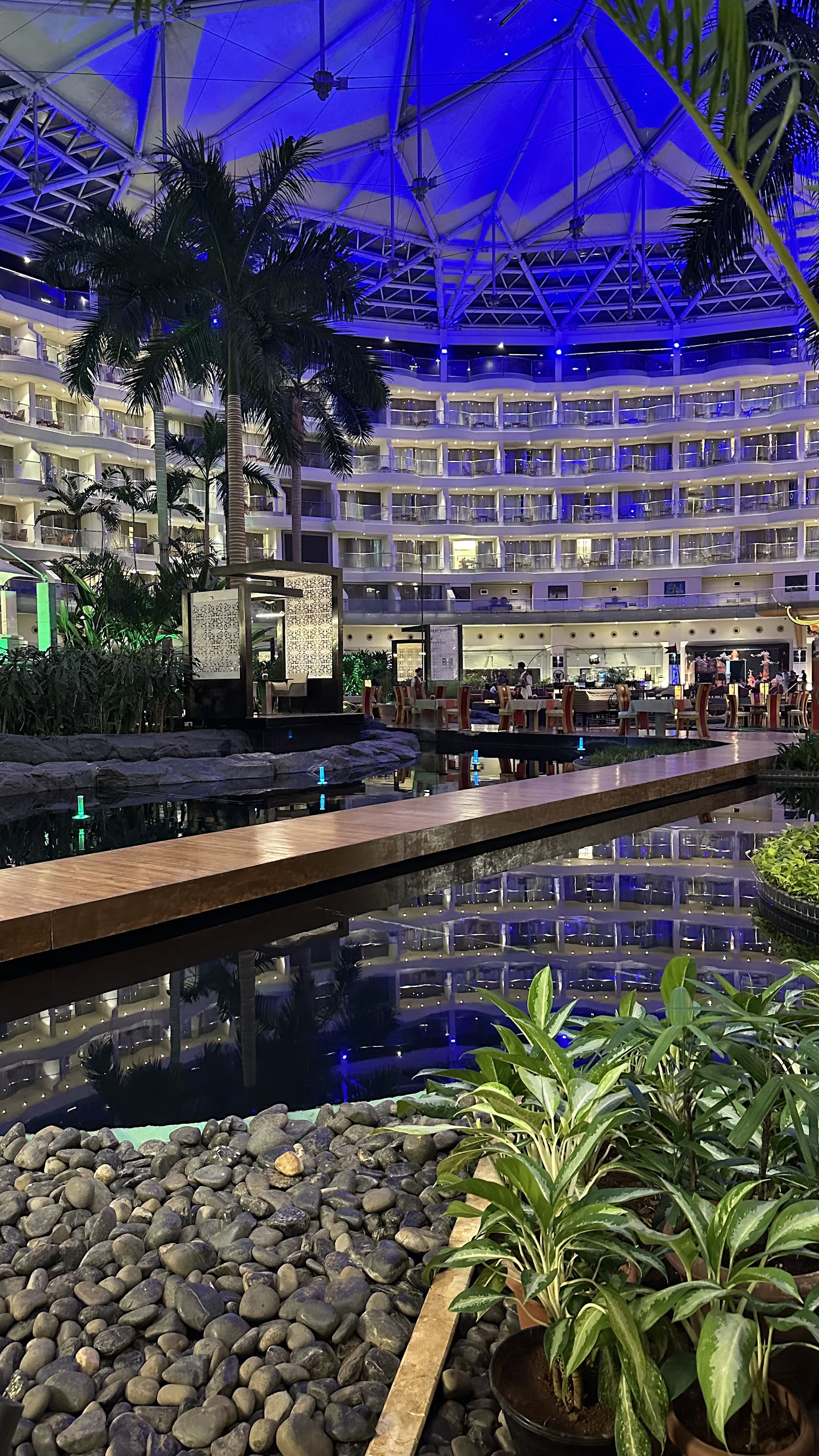 The Lagoon Cafe — Oficiais