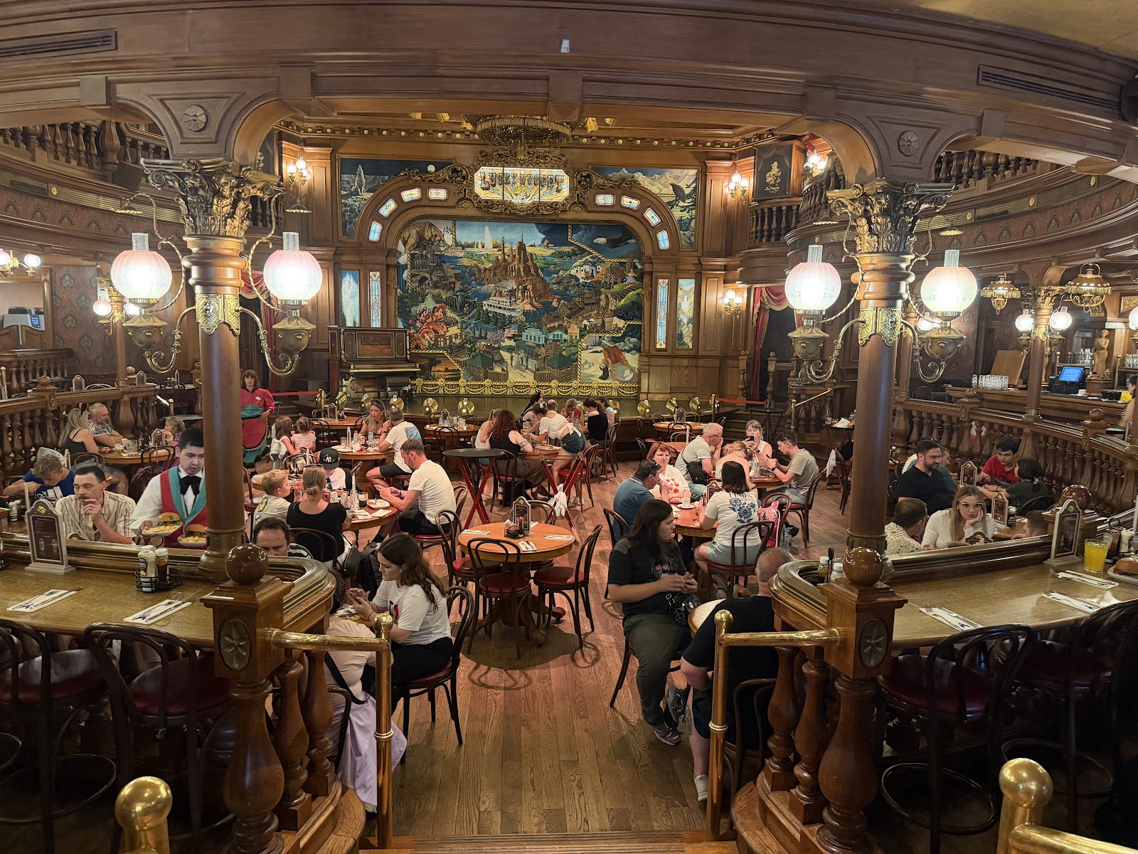 The Lucky Nugget Saloon — Oficiais