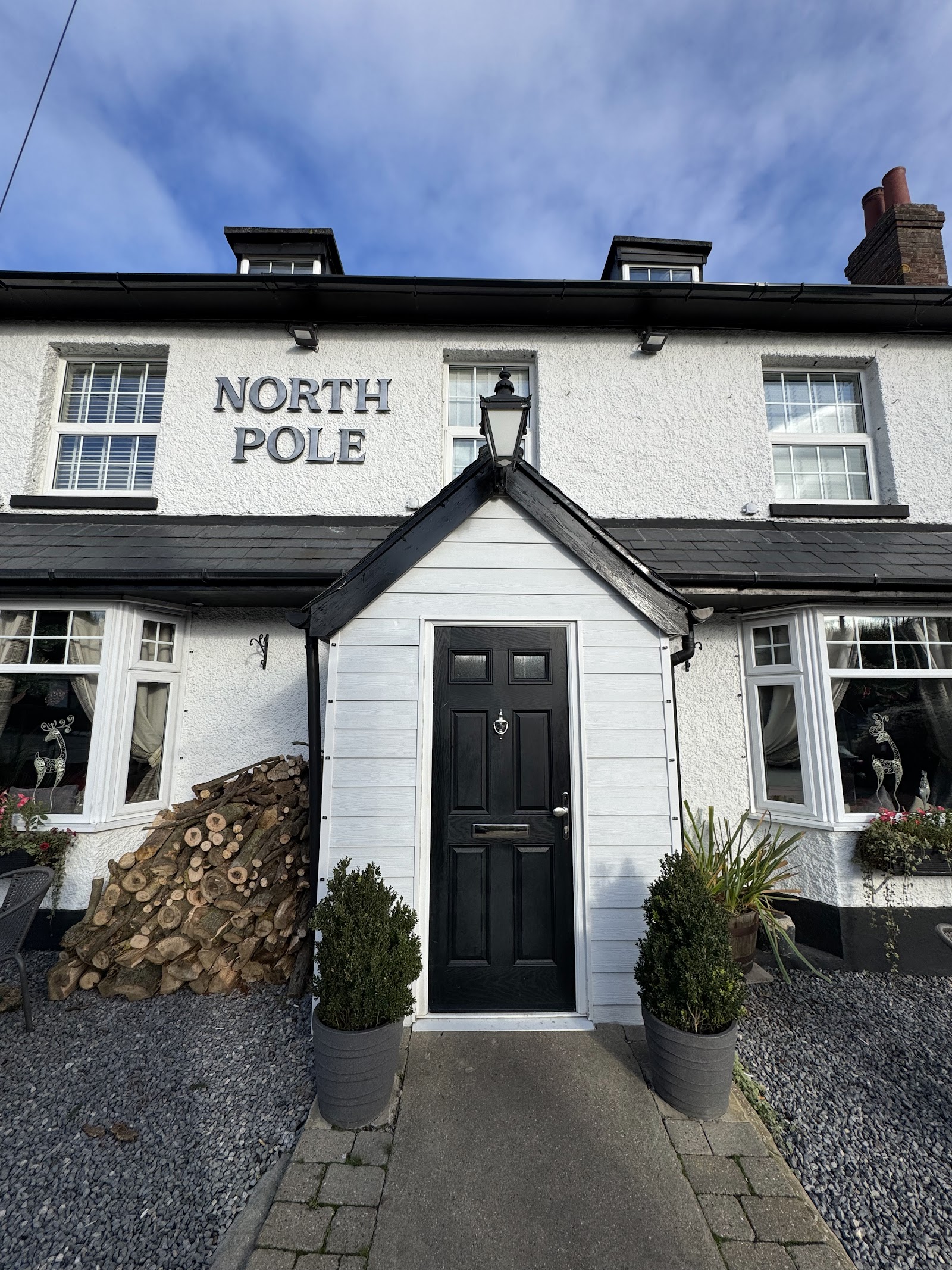 The North Pole Pub — Oficiais
