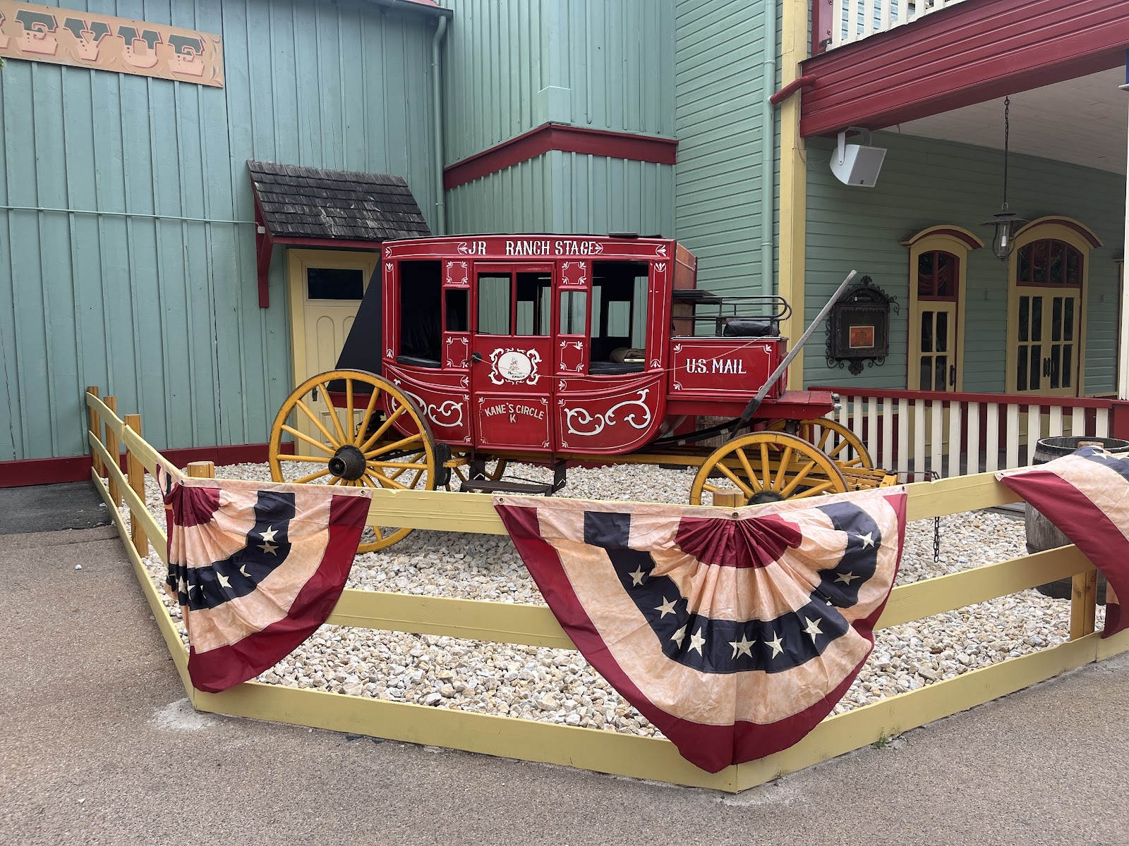 The Old West Saloon — Oficiais