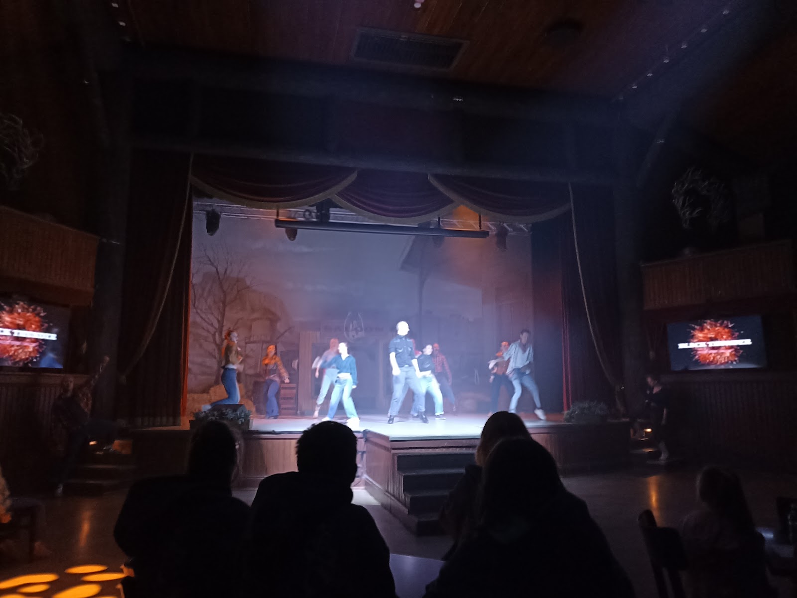 The Old West Saloon — Oficiais