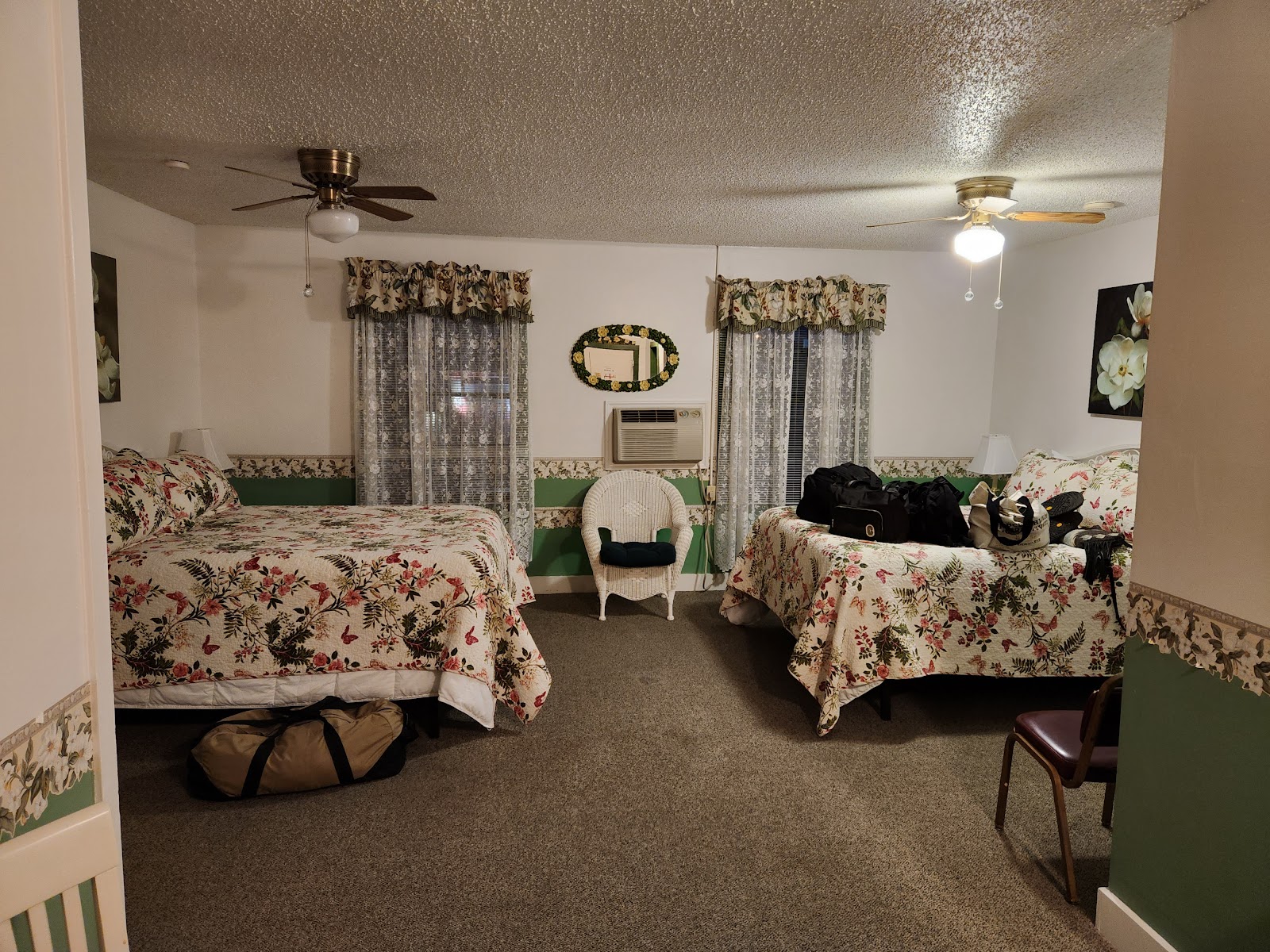 The Overland Hotel and Saloon — Oficiais