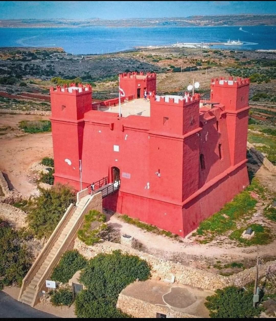 The Red Tower — Oficiais
