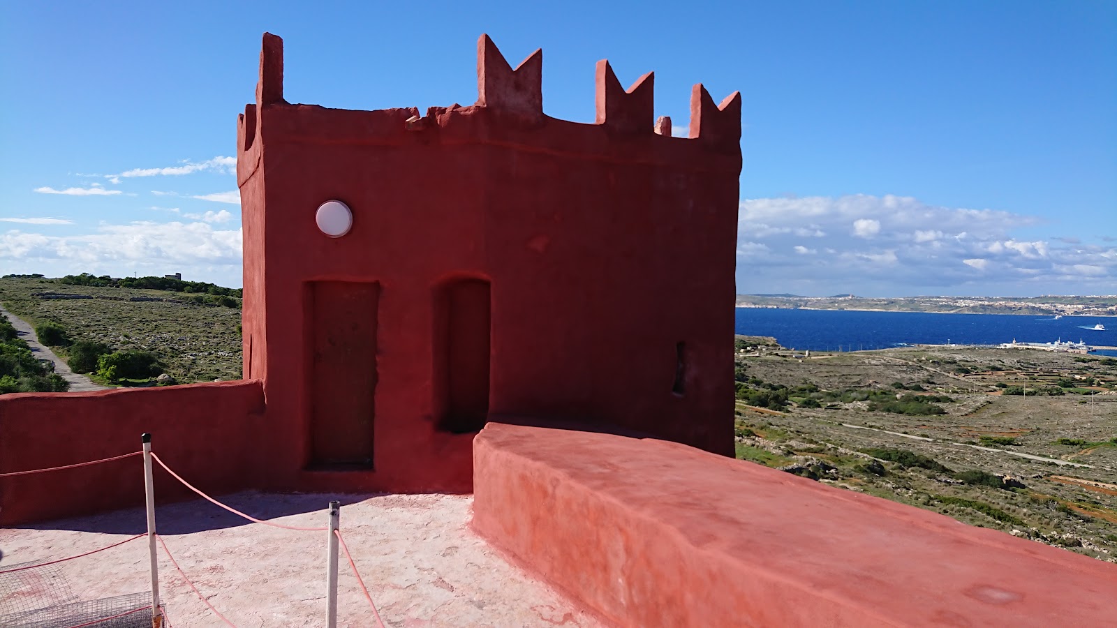The Red Tower — Oficiais