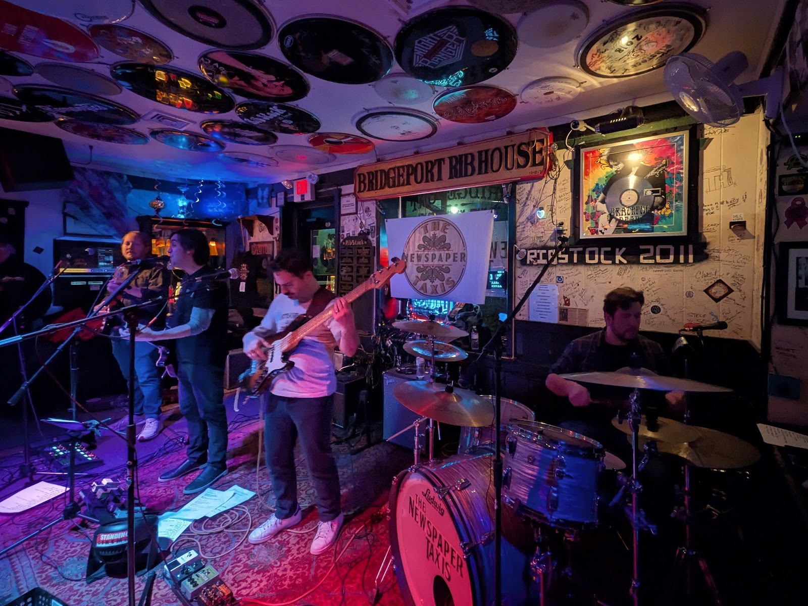 The Rib House — Oficiais