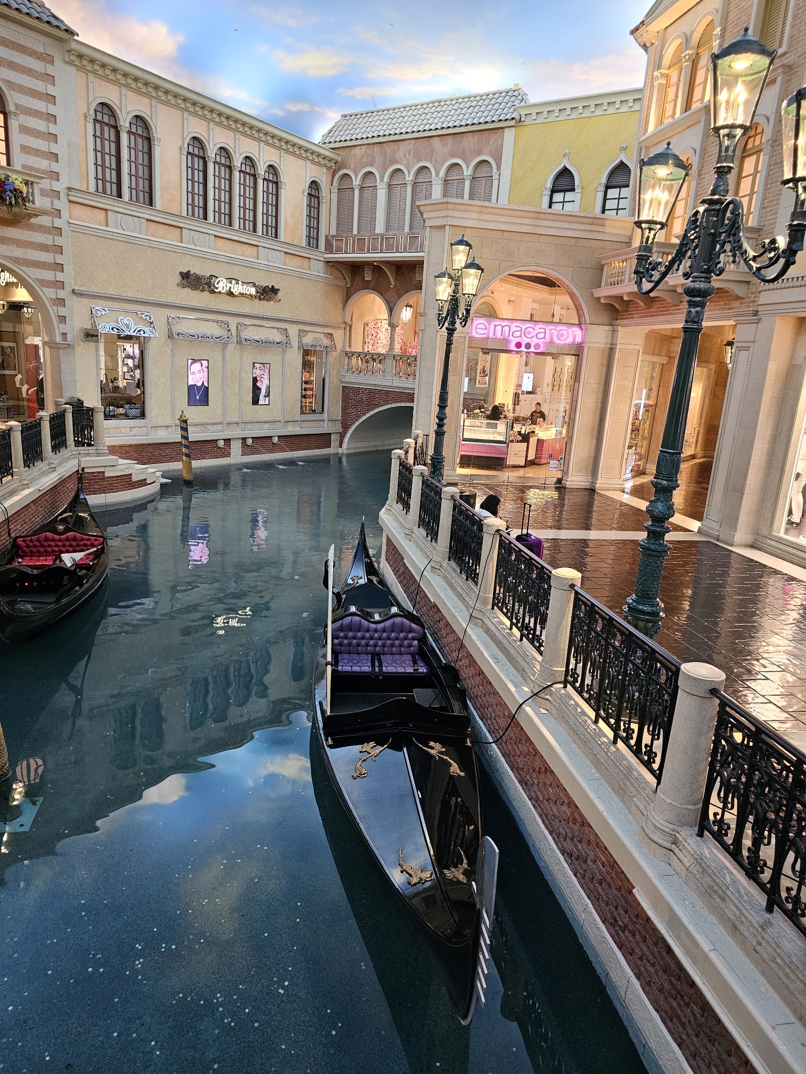 The Venetian — Oficiais