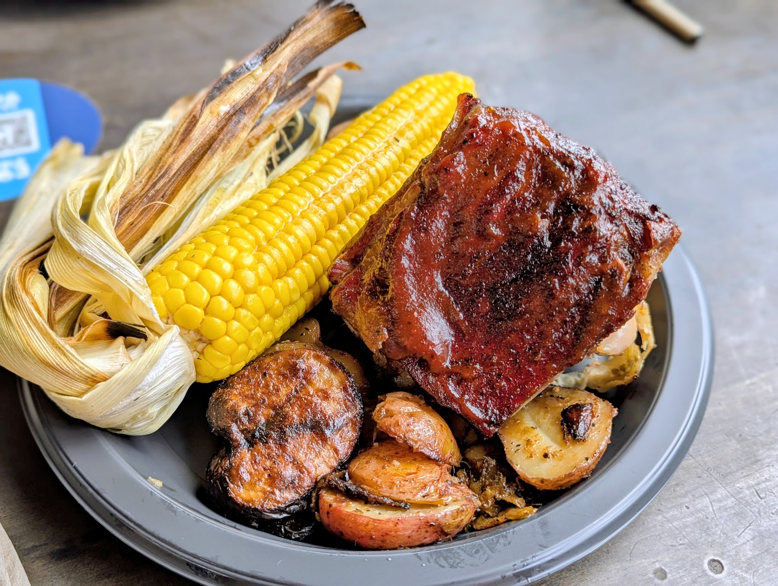 Three Broomsticks — Oficiais