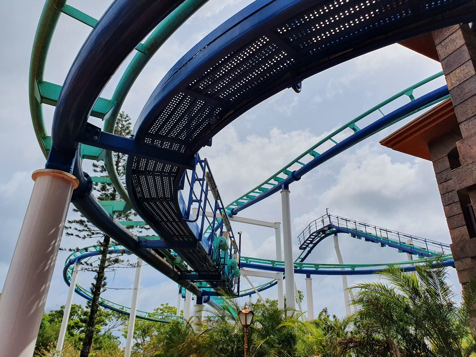 Tigor Mountain — Oficiais