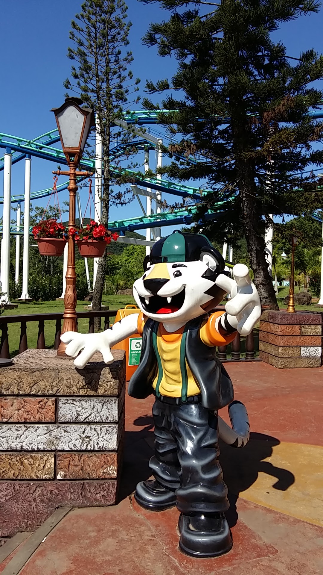 Tigor Mountain — Oficiais