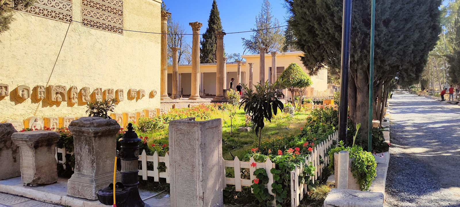 Timgad — Oficiais