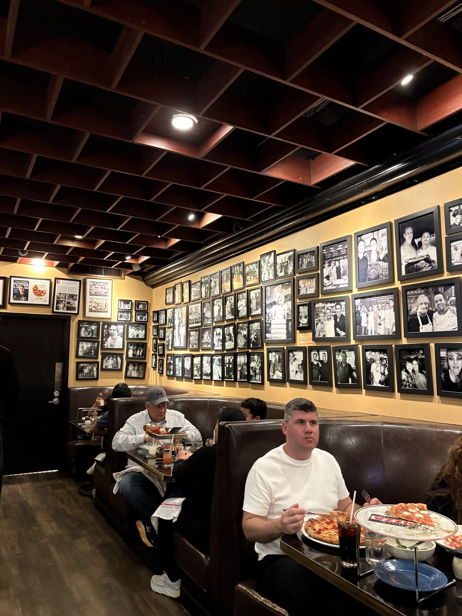 Tony's Pizza — Oficiais