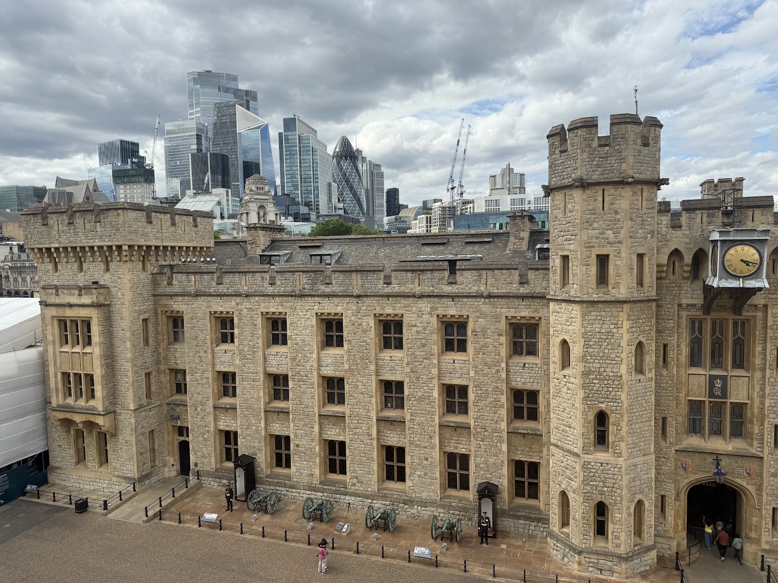 Torre de Londres — Oficiais