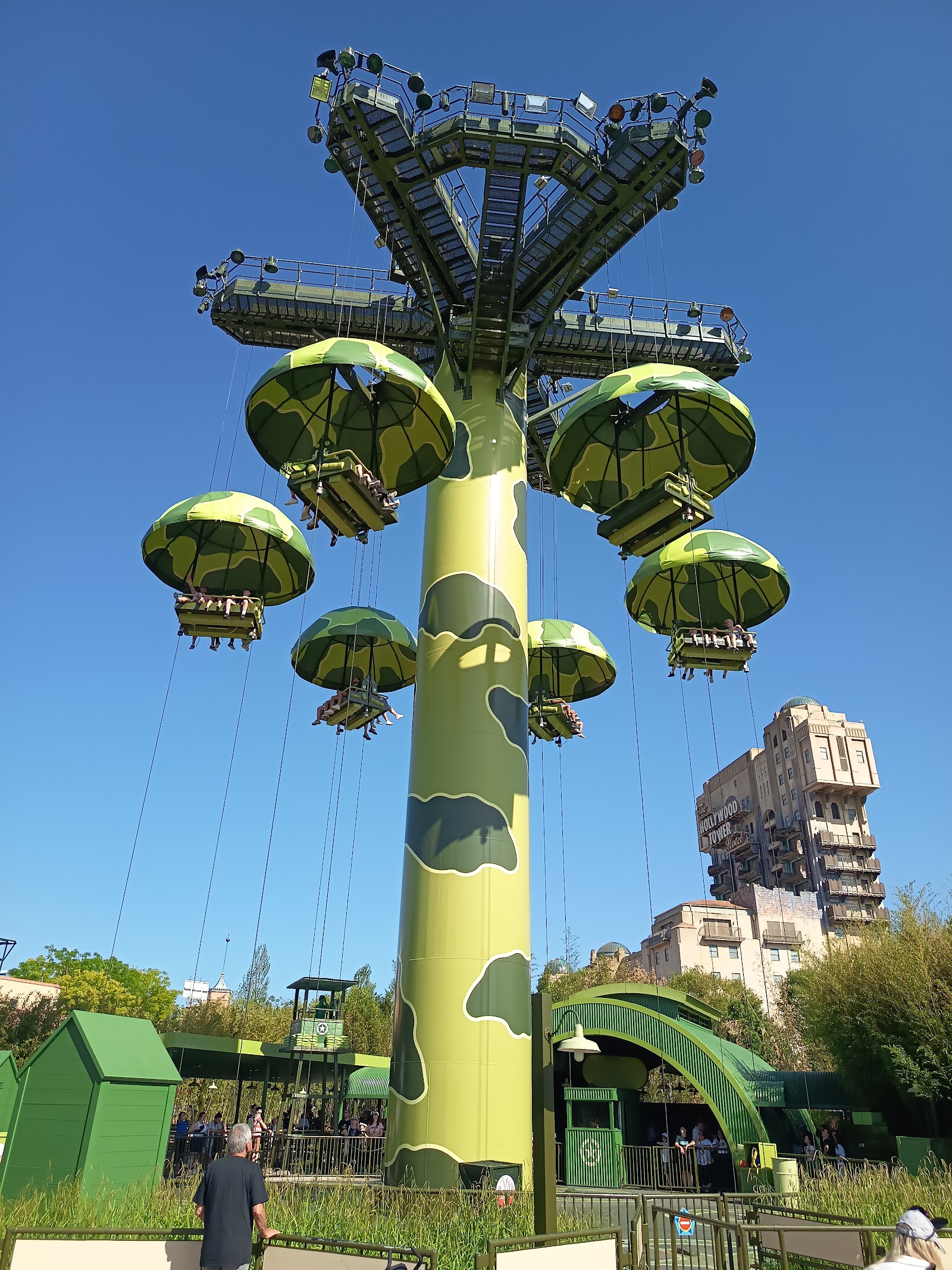 Toy Soldiers Parachute Drop — Oficiais