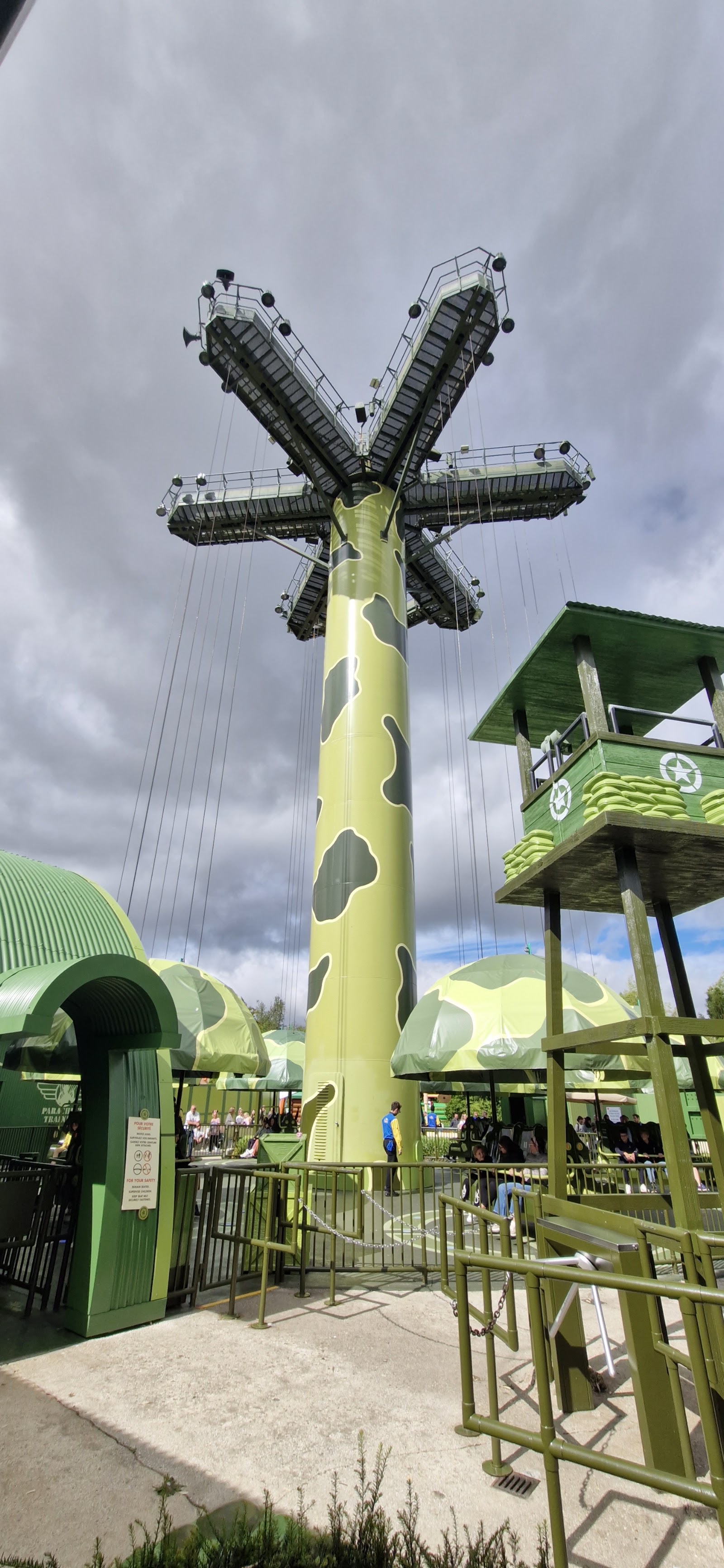 Toy Soldiers Parachute Drop — Oficiais