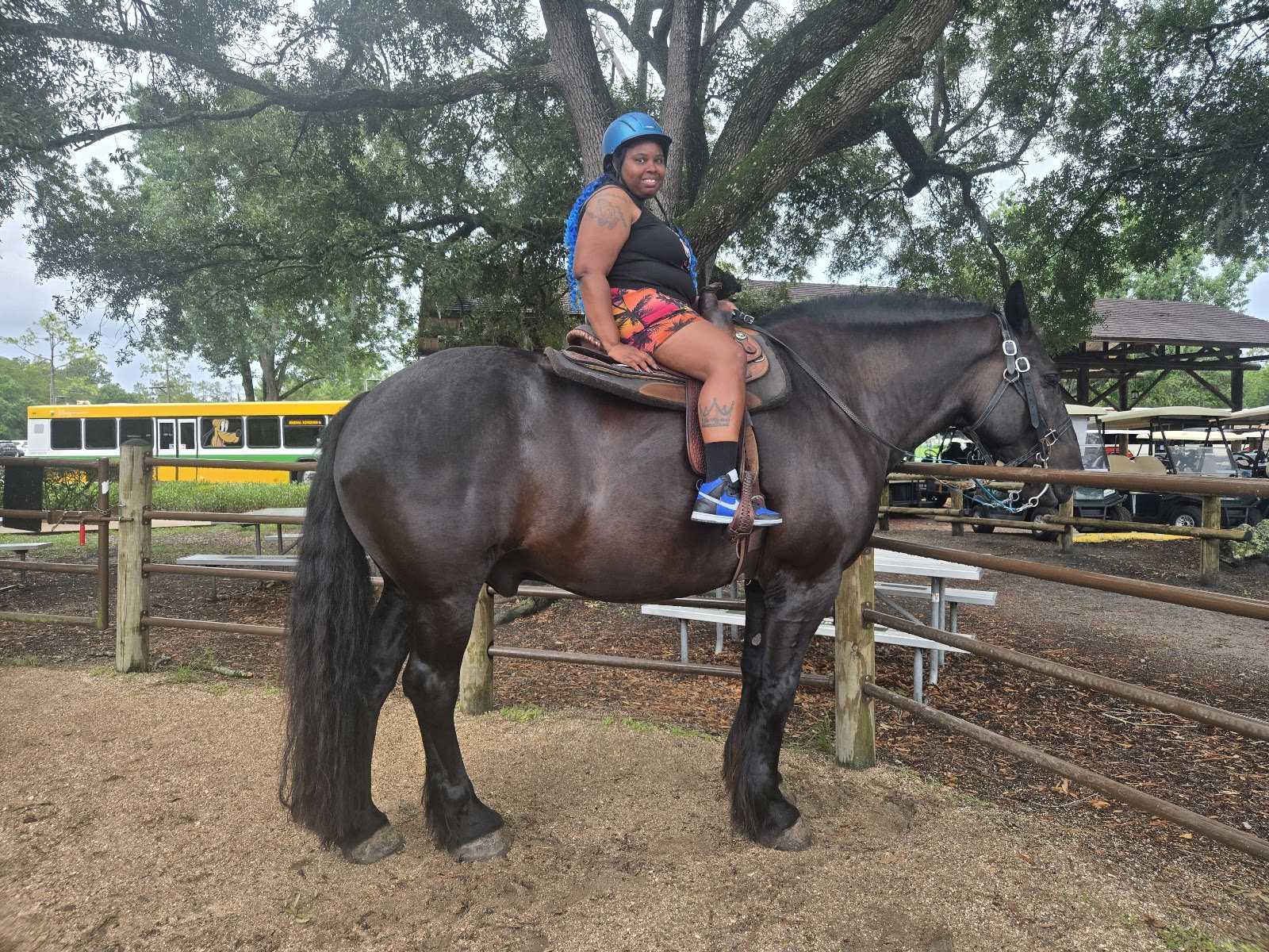 Tri-Circle-D Ranch — Oficiais