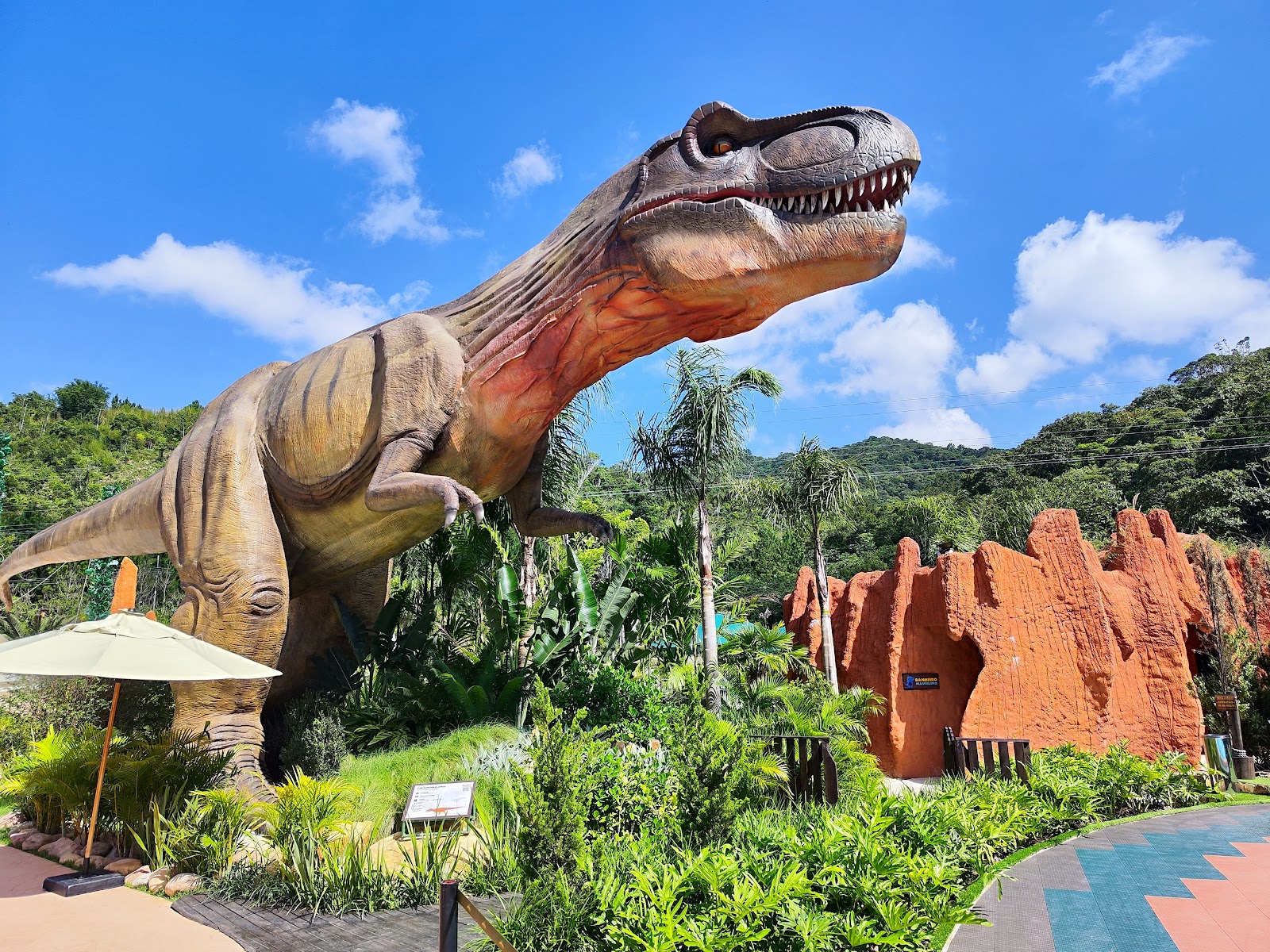 Triceratops Animatrônico — Oficiais