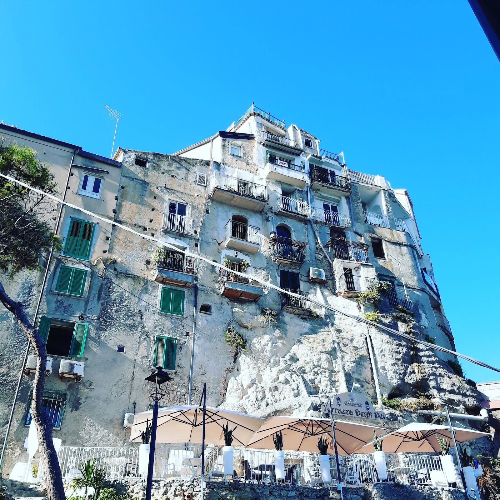 Tropea — Oficiais