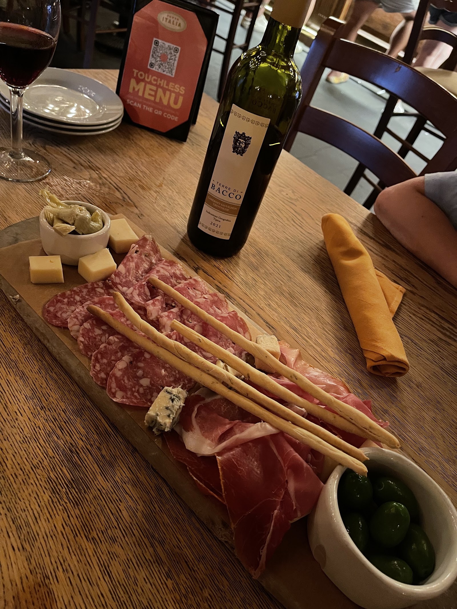 Tutto Gusto Wine Cellar — Oficiais