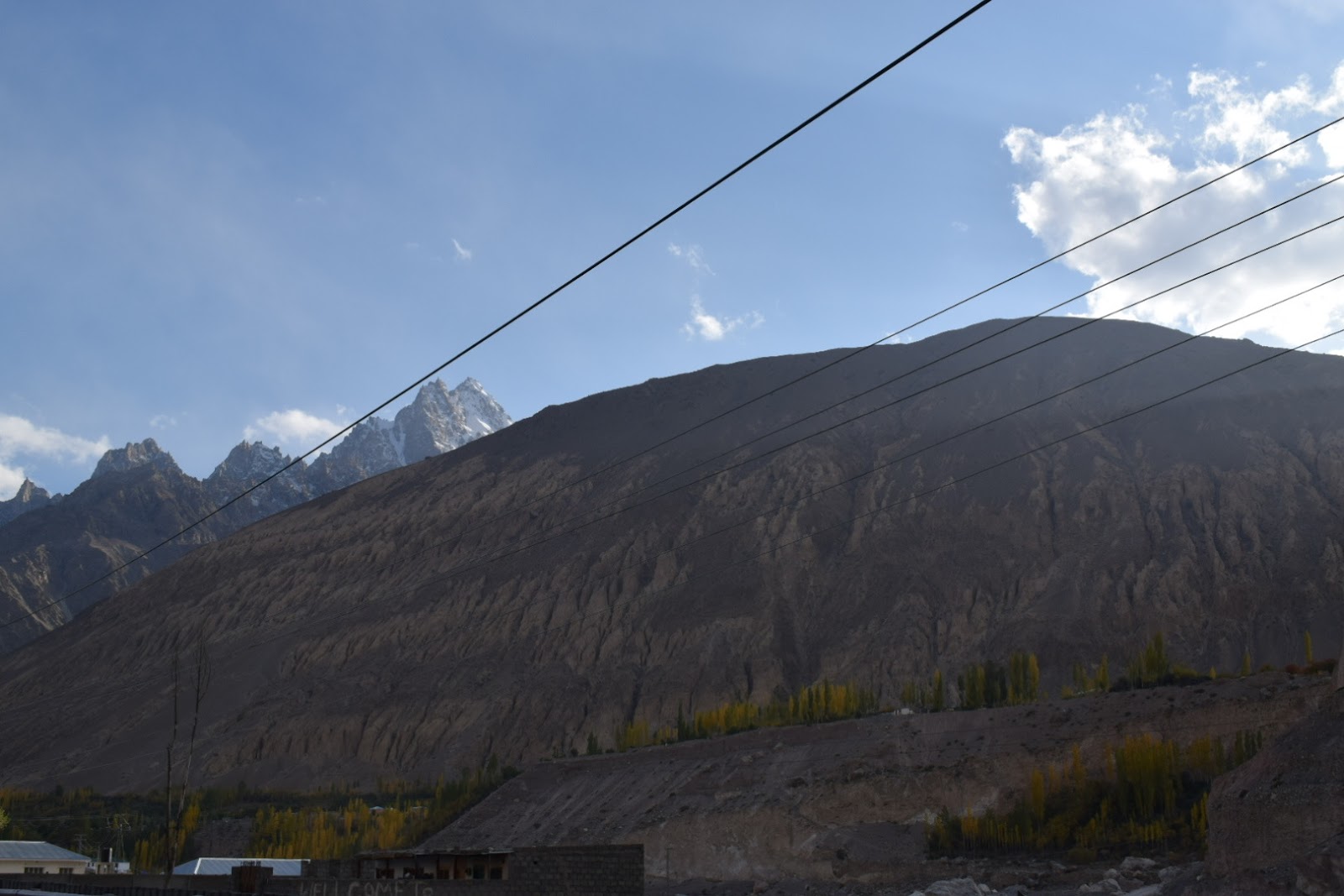 Vale de Hunza — Oficiais