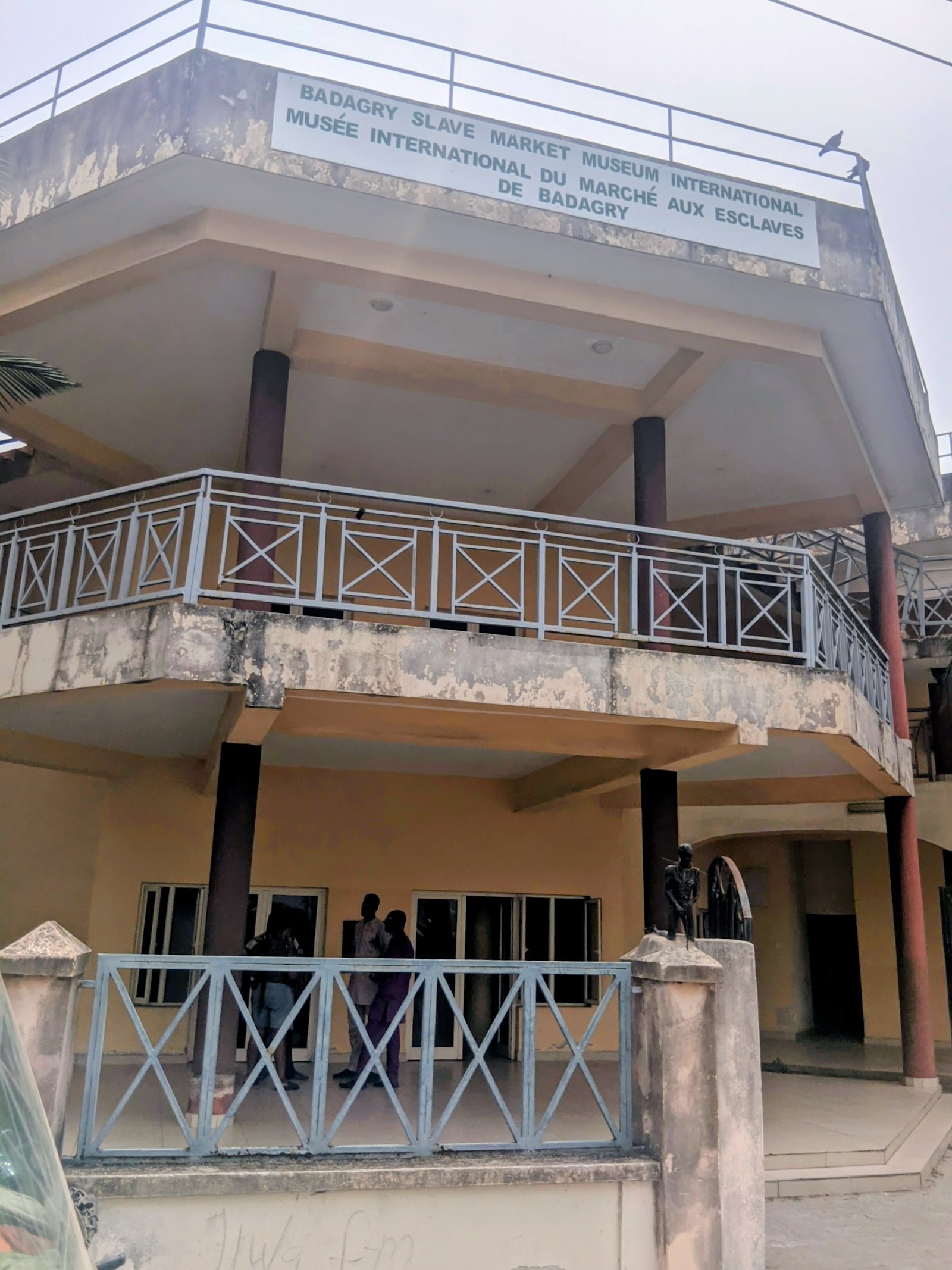 Velekete Slave Market Museum — Oficiais