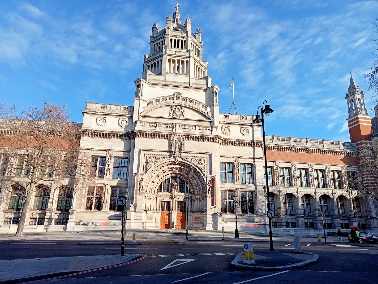Victoria and Albert Museum — Oficiais