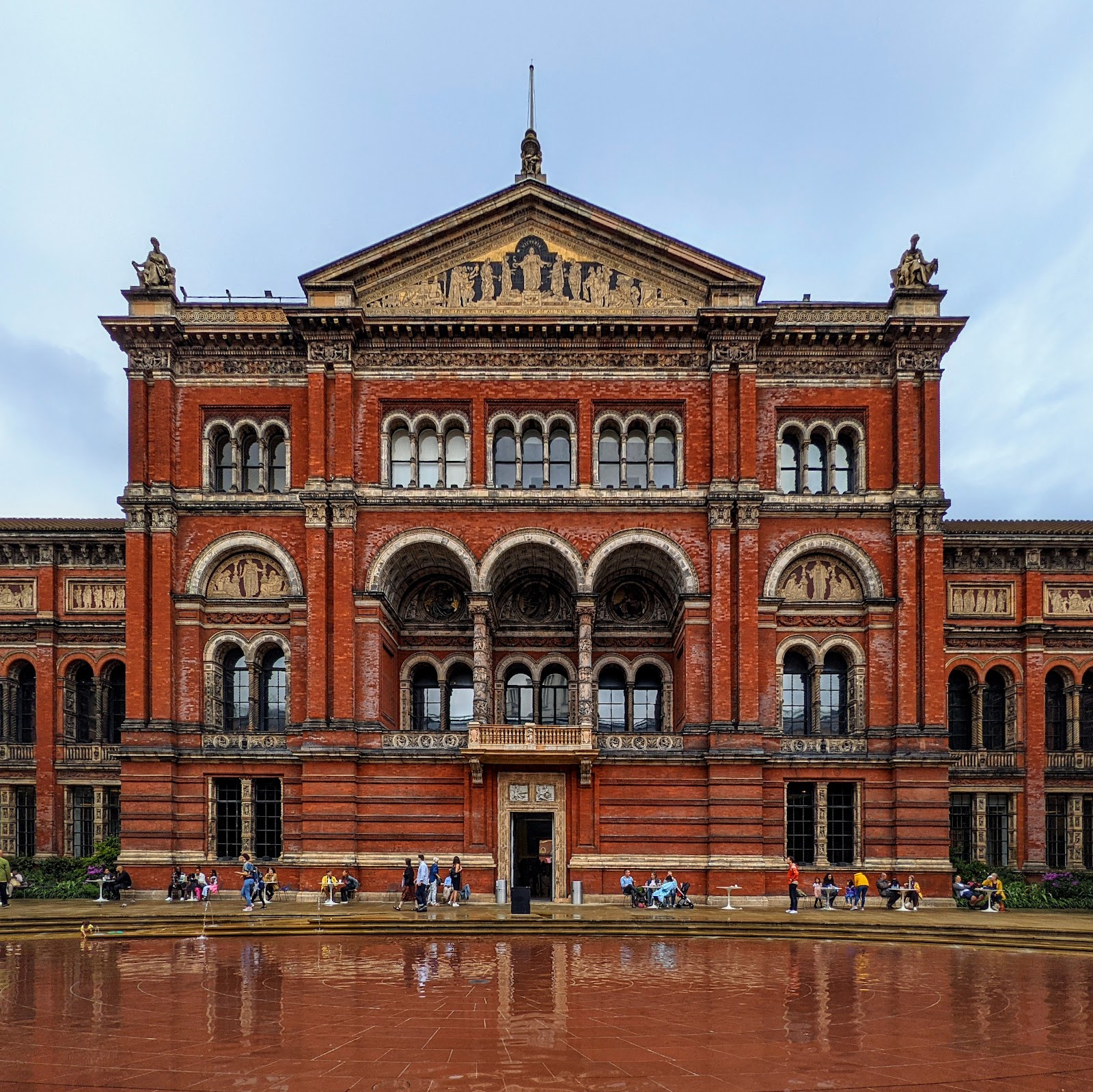 Victoria and Albert Museum — Oficiais