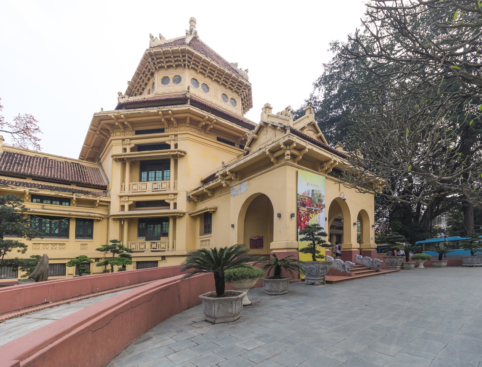 Vietnam National Museum of History — Oficiais