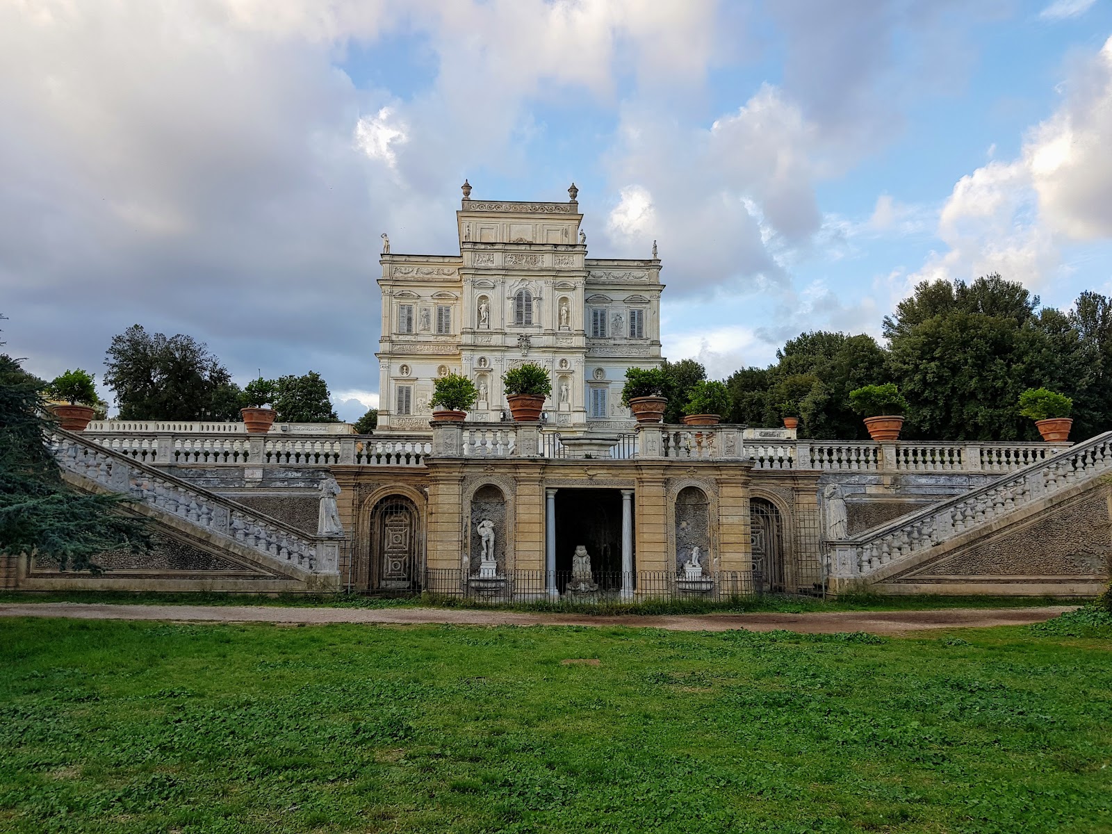 Villa Doria Pamphilj — Oficiais