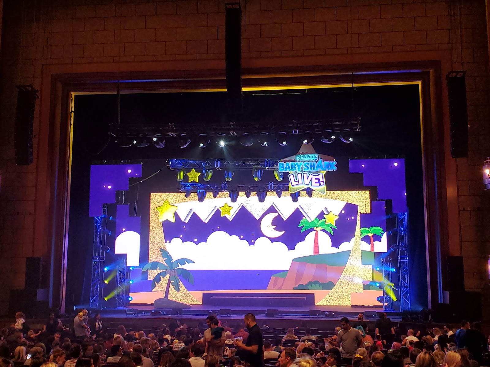Walt Disney Theater — Oficiais