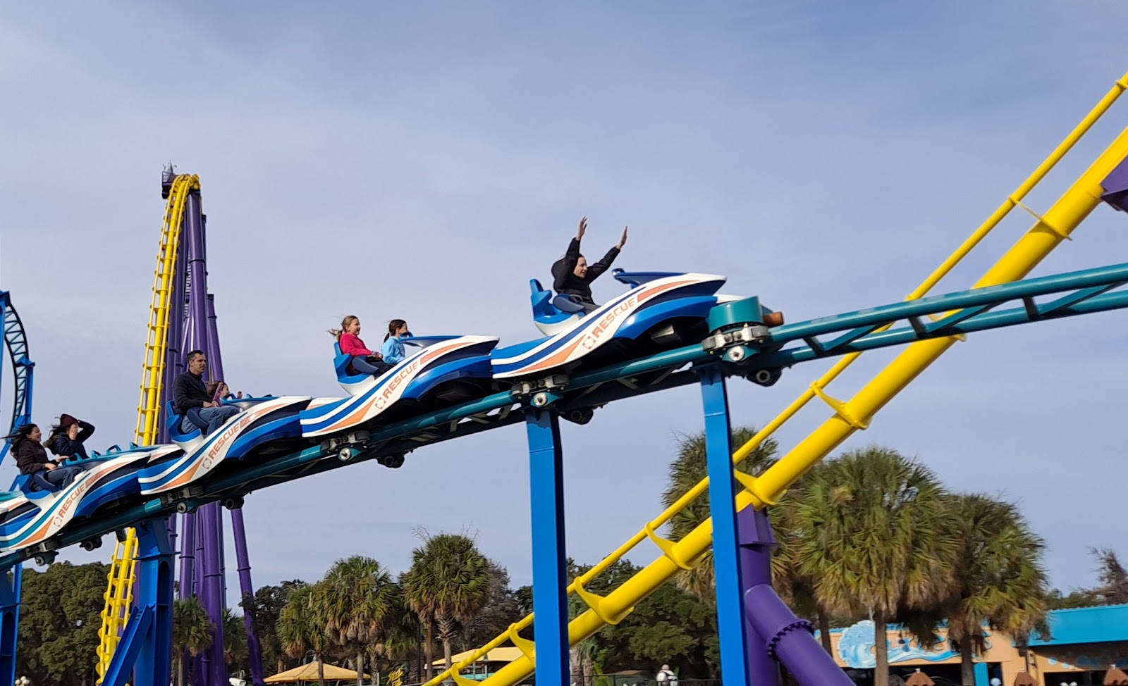 Wave Breaker: The Rescue Coaster — Oficiais