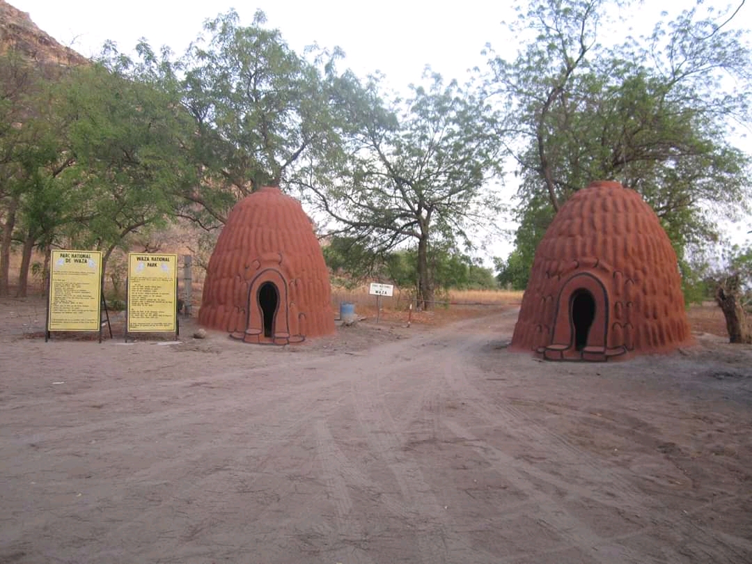 Waza National Park — Oficiais
