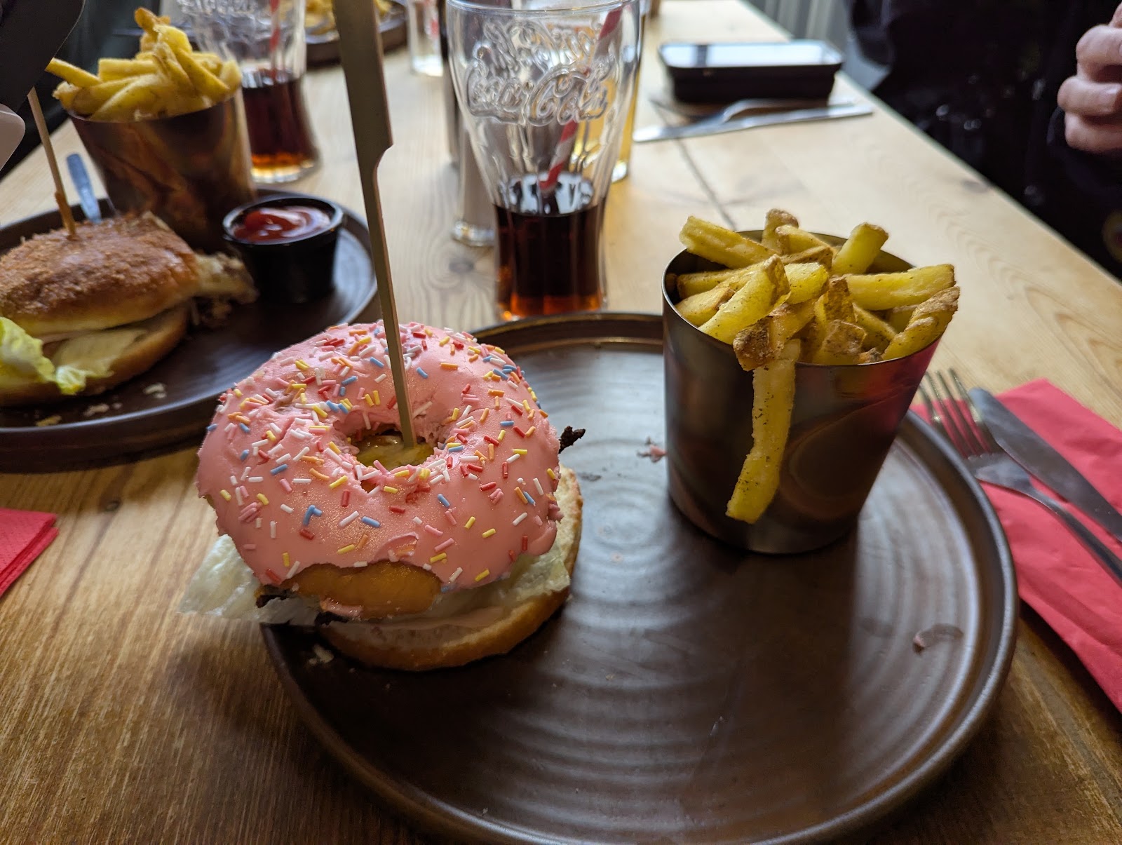 Woodcutters Bar & Grill — Oficiais