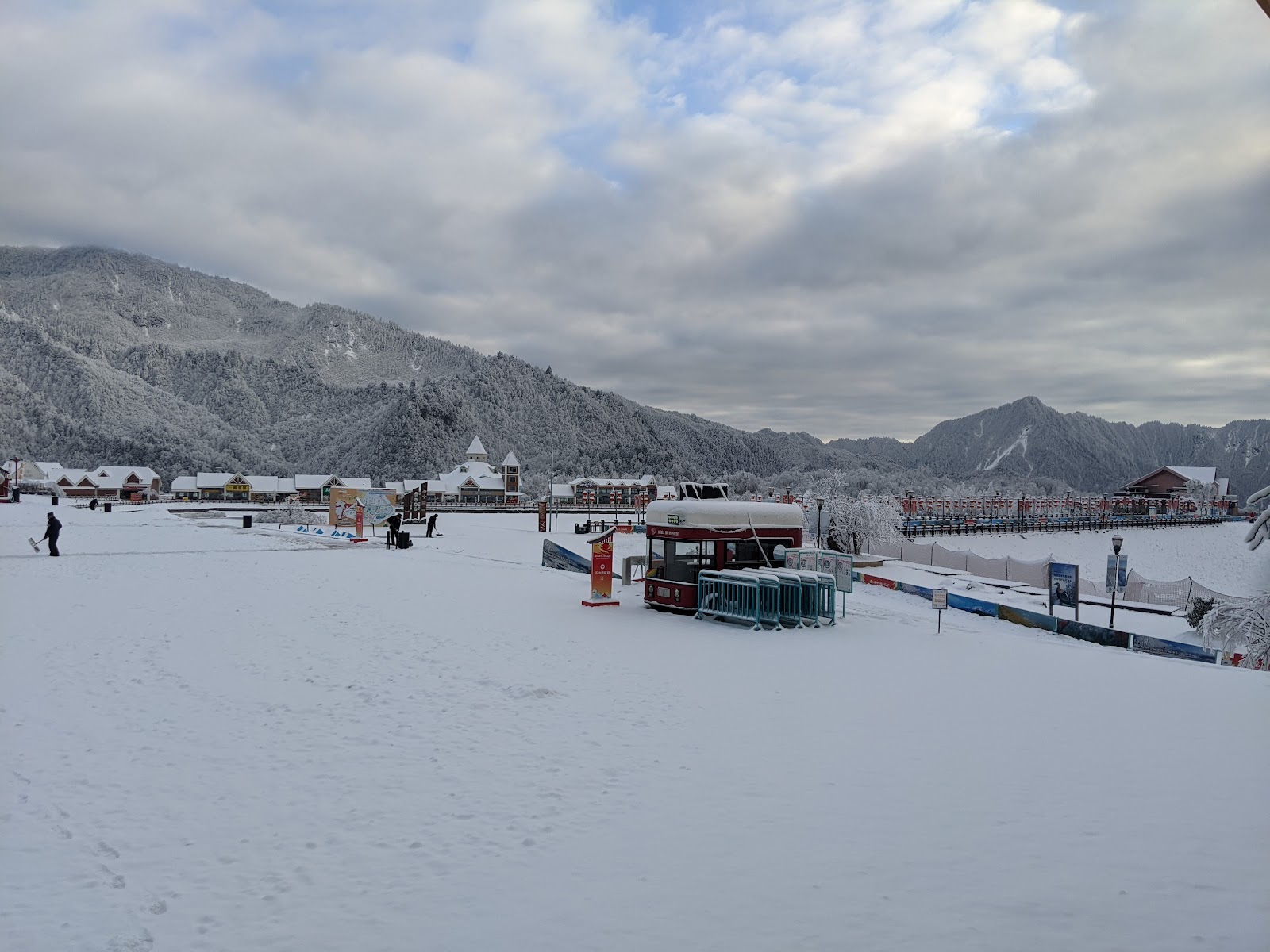 Xiling Snow Mountain — Oficiais
