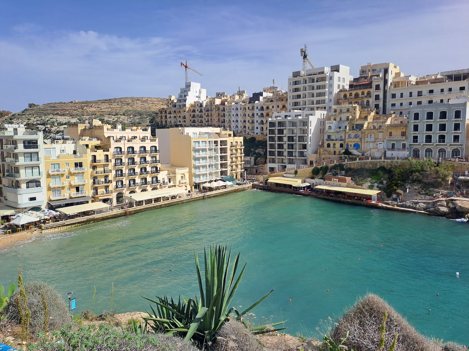 Xlendi Bay — Oficiais