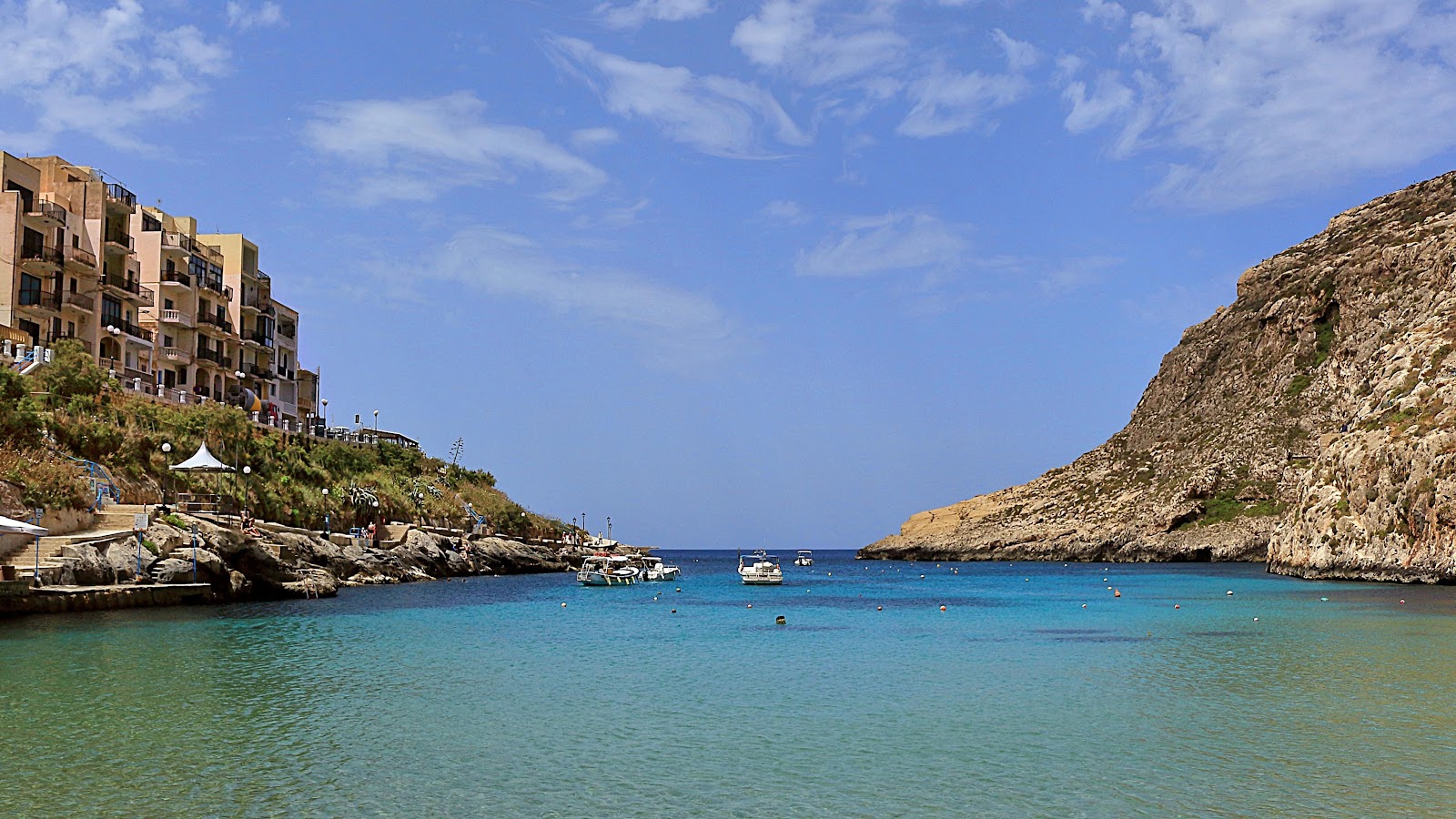 Xlendi Bay — Oficiais