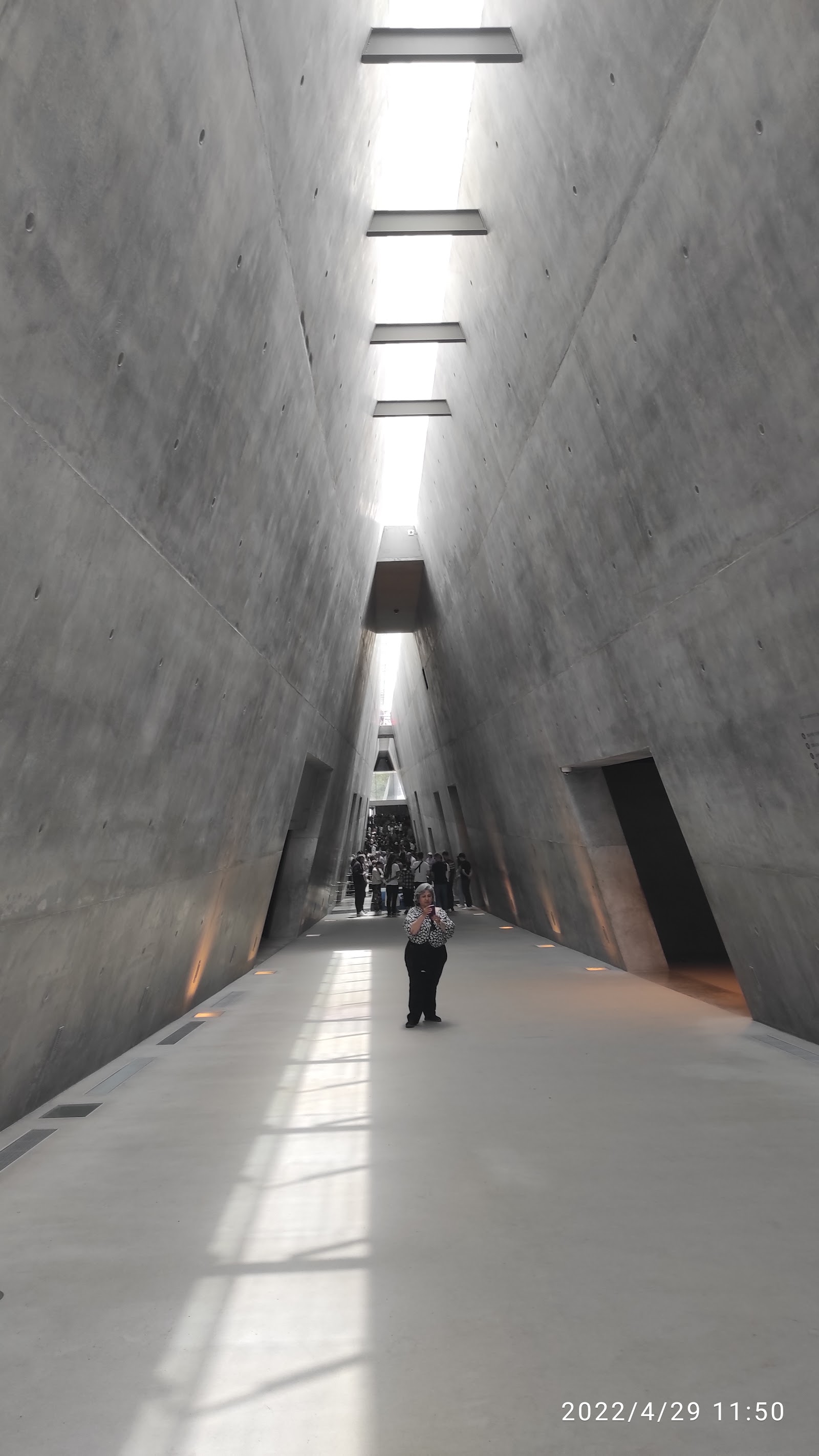 Yad Vashem — Oficiais