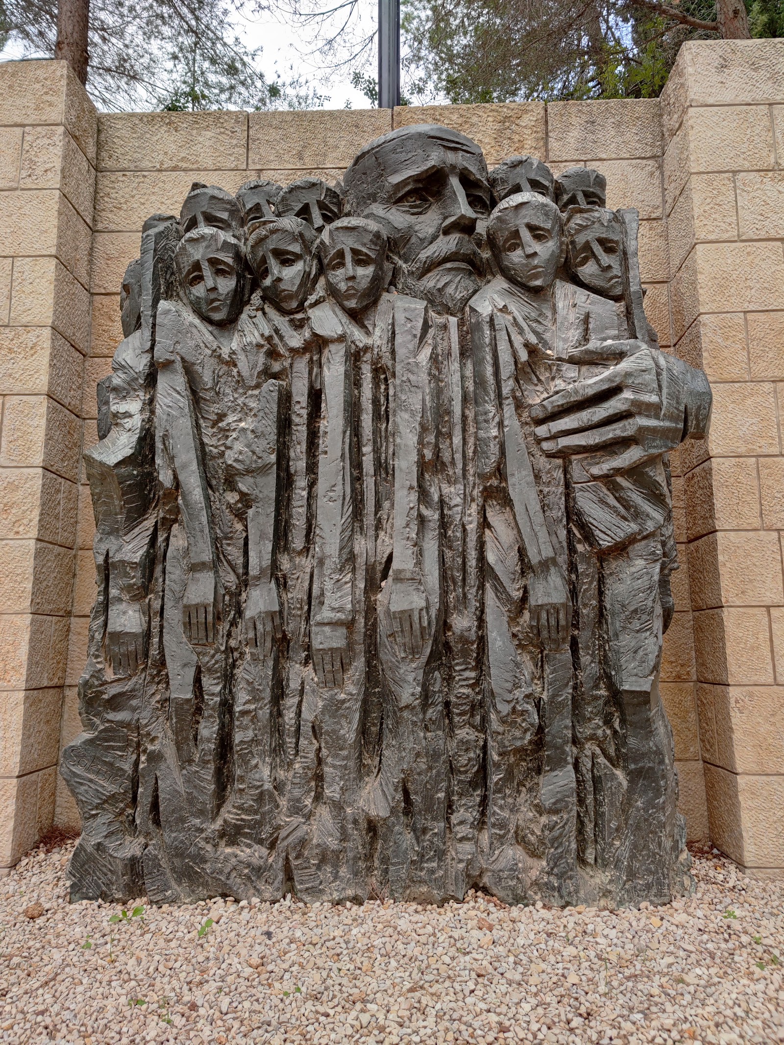 Yad Vashem — Oficiais